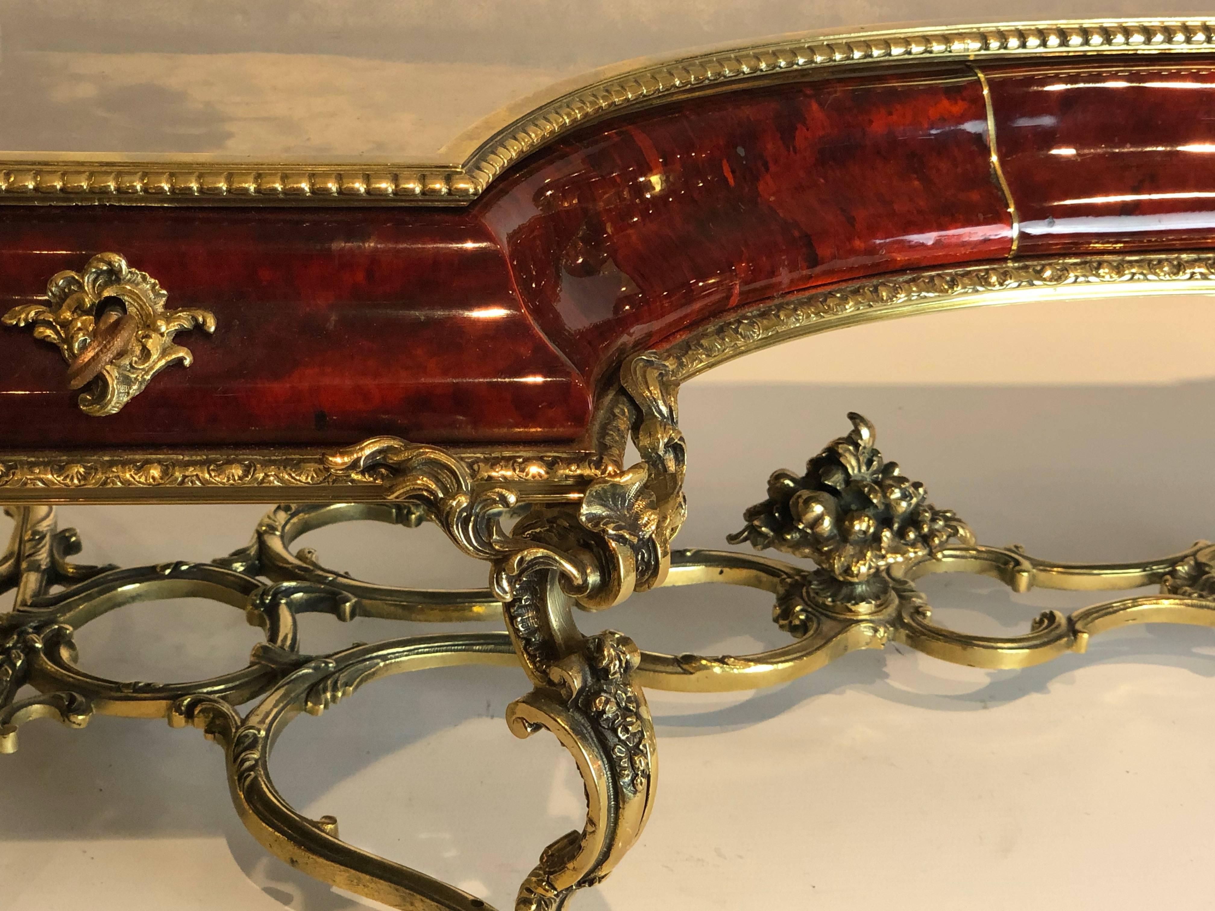 A 19th century French faux tortoise shell table top vitrine in the form of a grand piano with gilt bronze mounts, superb quality.

Unusually large for this type of Bijoux table or Vitrine

Measures 54cm wide by 20cm high by 30cm deep

circa