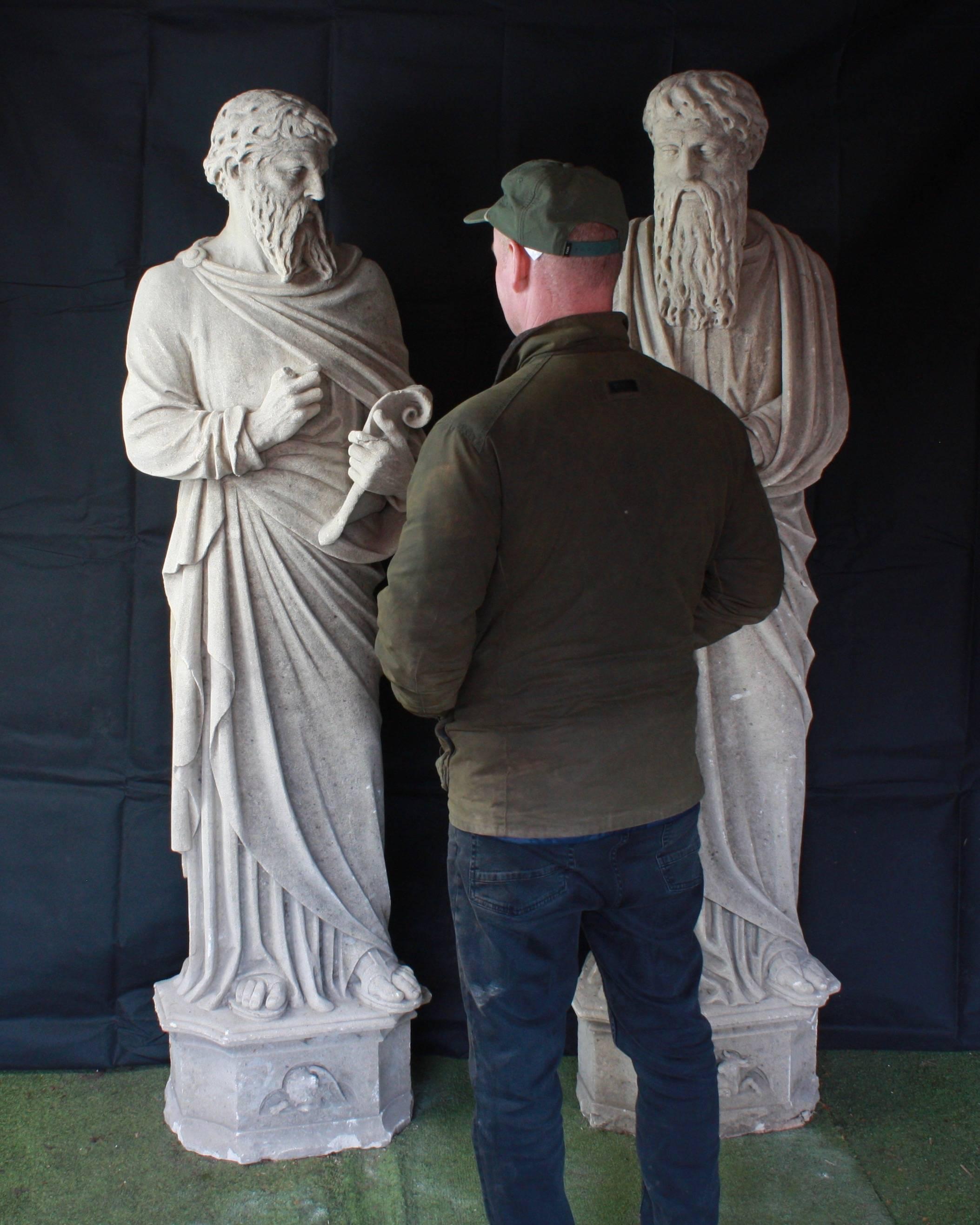 Monumentales Paar Steinstatuen von Heiligen aus dem frühen 19. Jahrhundert (Englisch) im Angebot