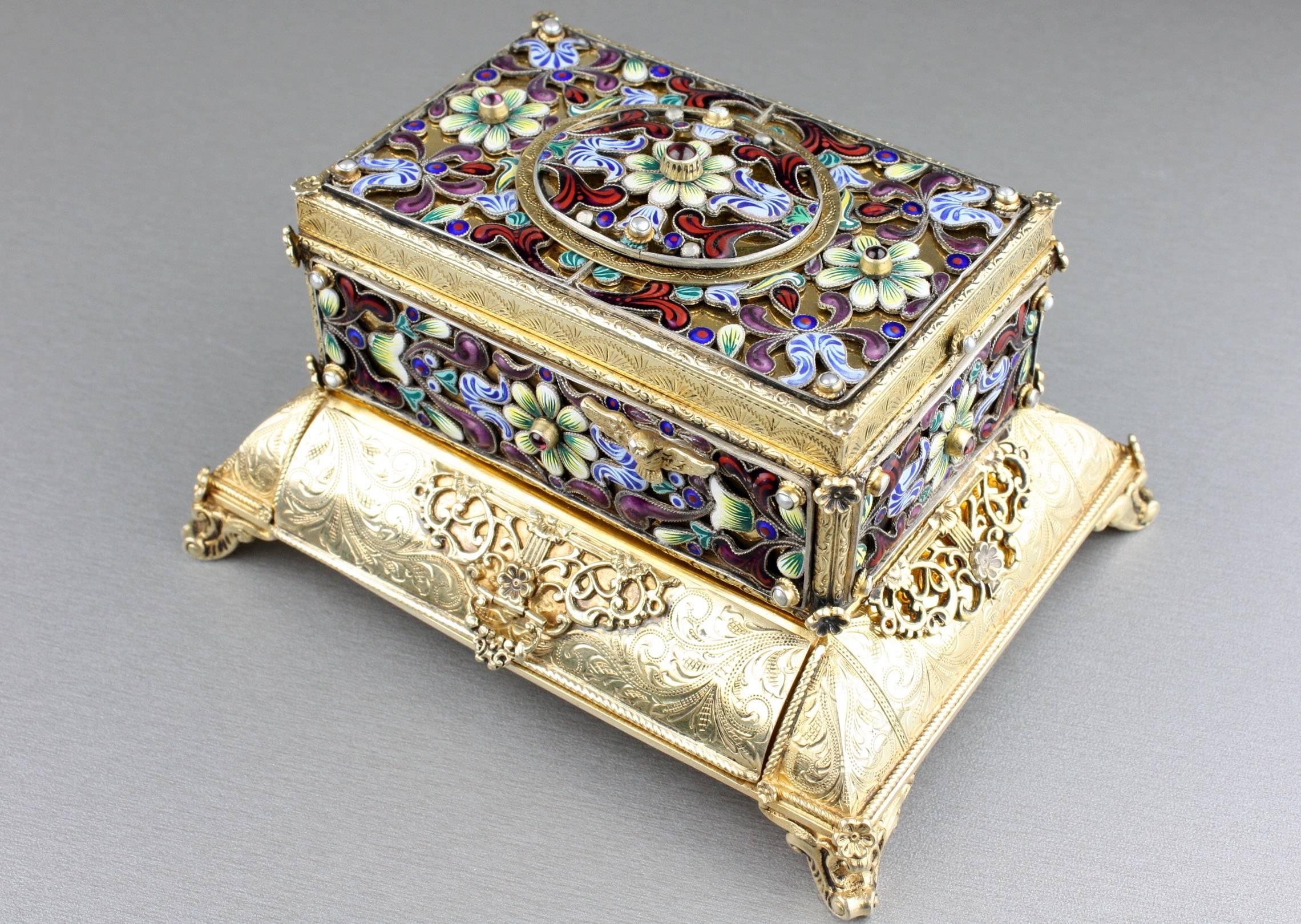 A highly attractive vintage silver-gilt and pastel filigree enamel casket-form singing bird box by Karl Griesbaum,
 
German,
 
Mid-20th century.
 
Model 11.

Video available on request

Golden wonder.
 
When wound and the bird-form
