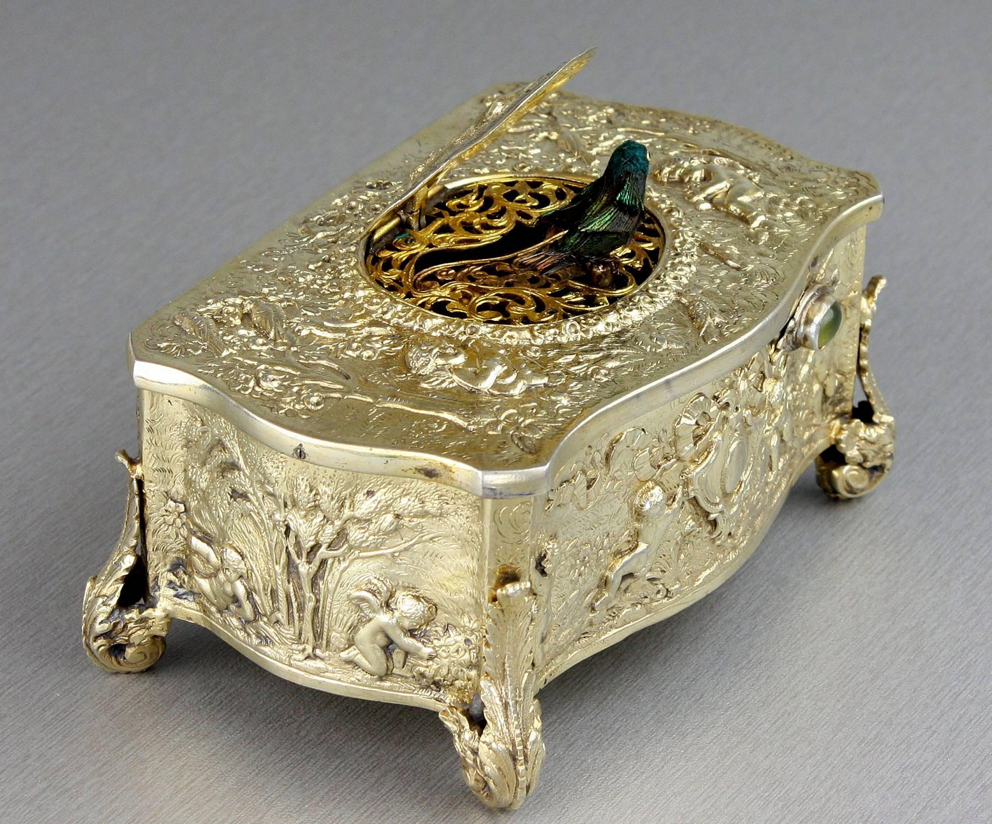 Allemand Vieux Boîte à oiseaux chantante en forme d'arc en argent doré par Karl Griesbaum