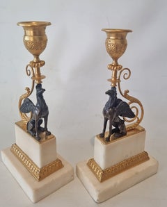 Paire de bougeoirs « Griffin » de style Chambers, en bronze doré et marbre, de l'époque de George III