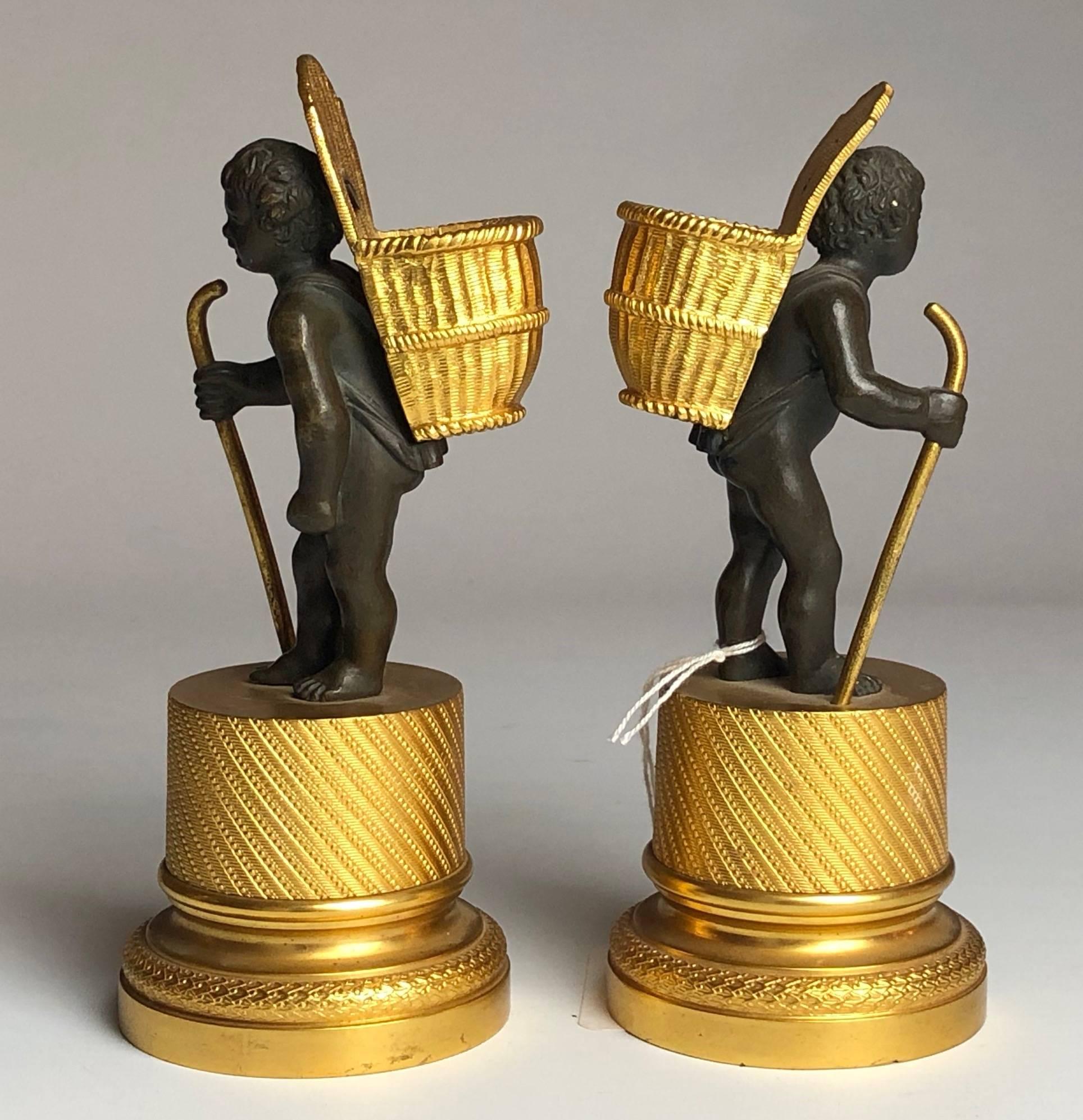 A good quality pair of French bronze and ormolu match strikers

France, circa 1830.

Measure: each one stands 5 1/2