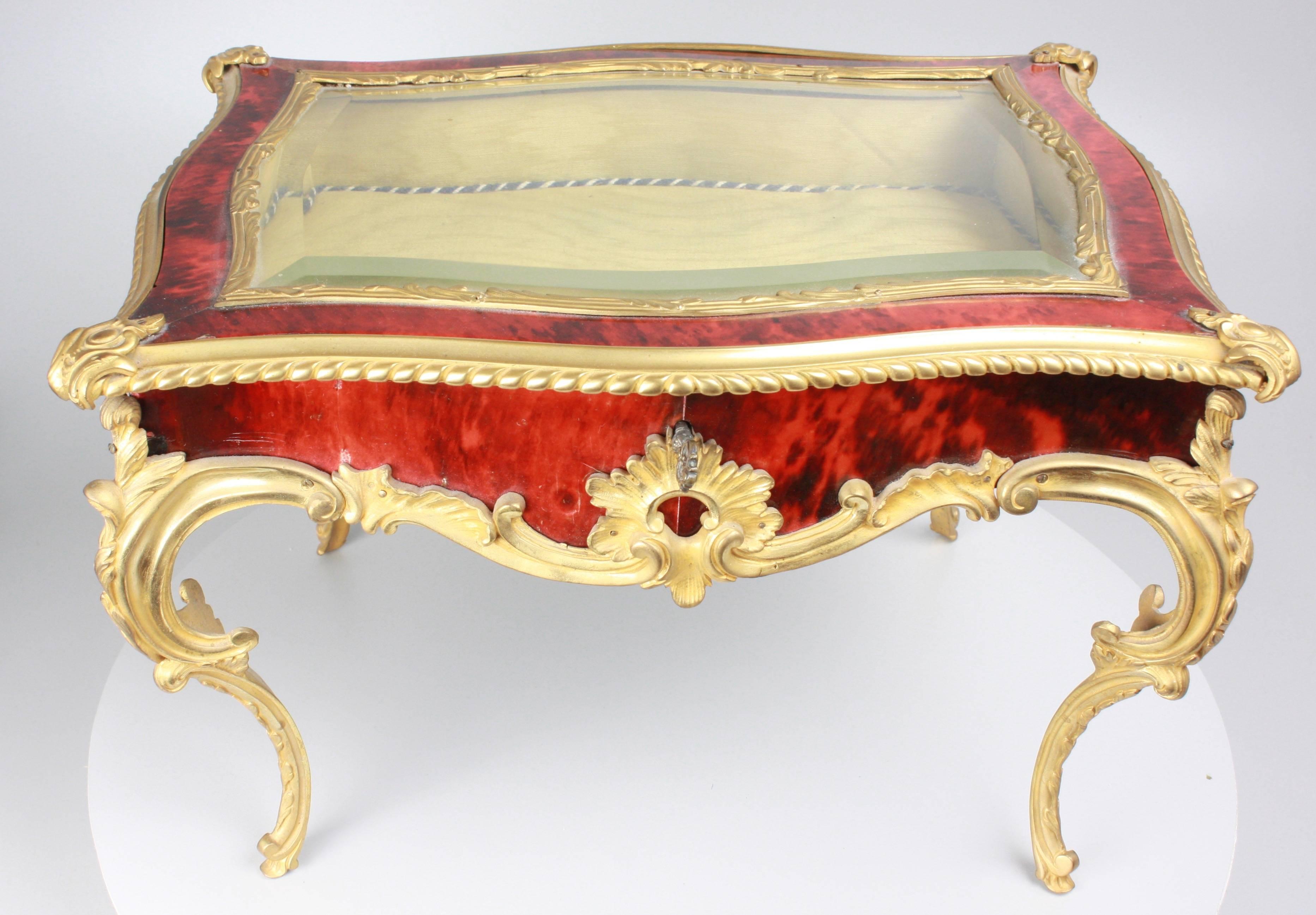 Vetrina da tavolo francese del XIX secolo in finta tartaruga con montature in bronzo dorato, di qualità eccellente. Con chiave originale e vetro smussato originale.

Insolitamente grande per questo tipo di tavolo bijoux o vitrine

1860