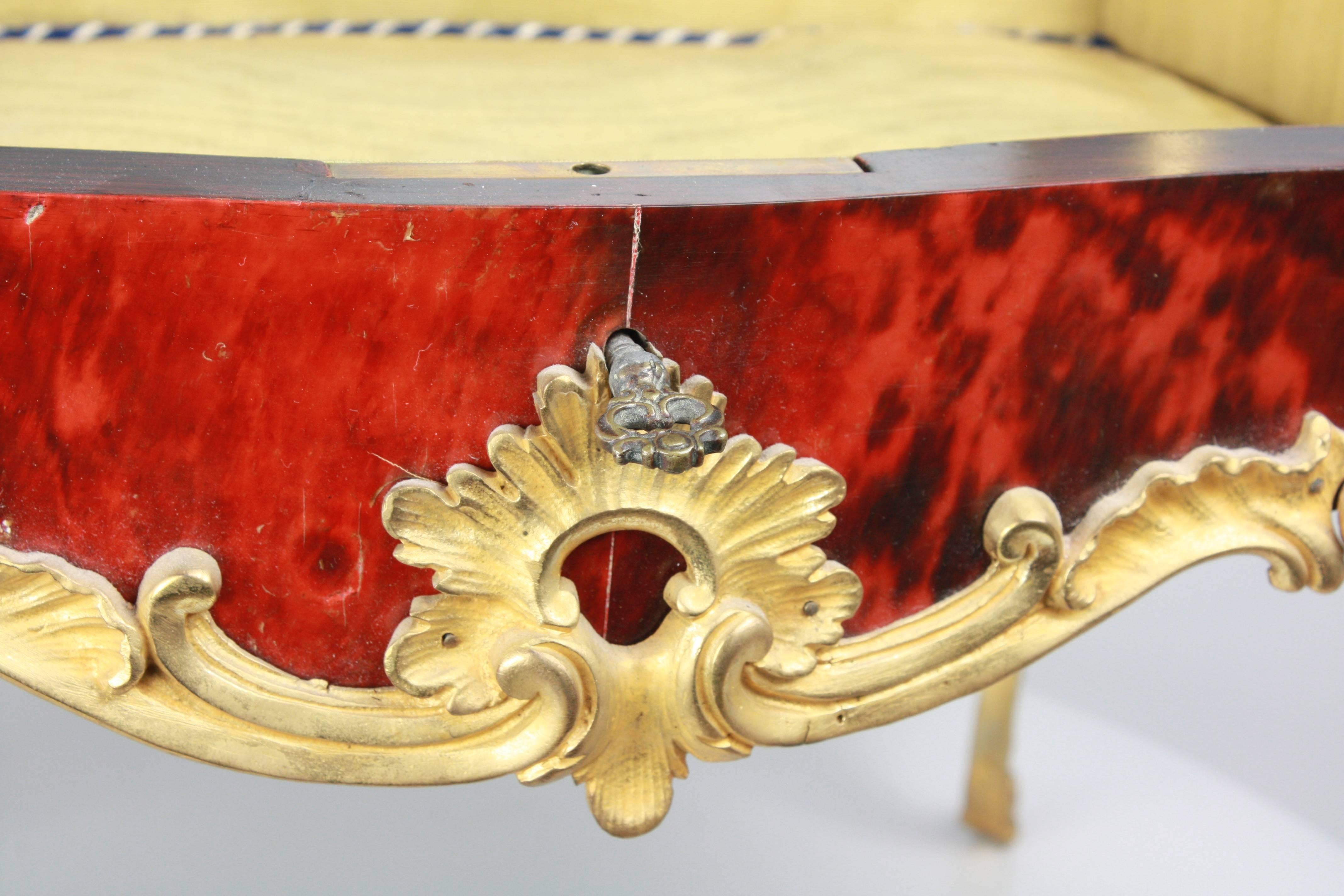 Vitrina da tavolo in finta tartaruga e ormolu della metà del XIX secolo, circa 1860 in vendita 3