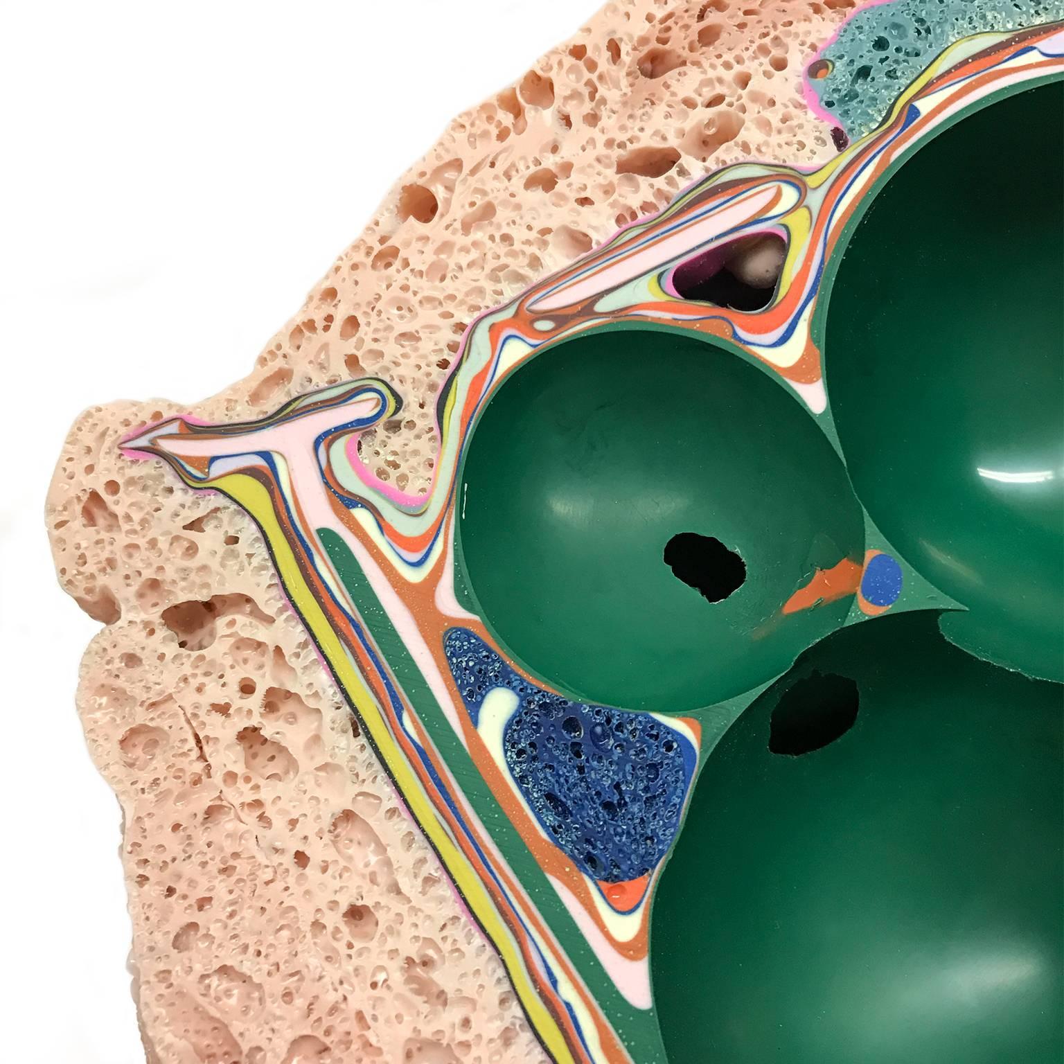 Organico moderno Scultura da tavolo di geode unica e fatta a mano in verde smeraldo e rosa pallido in vendita