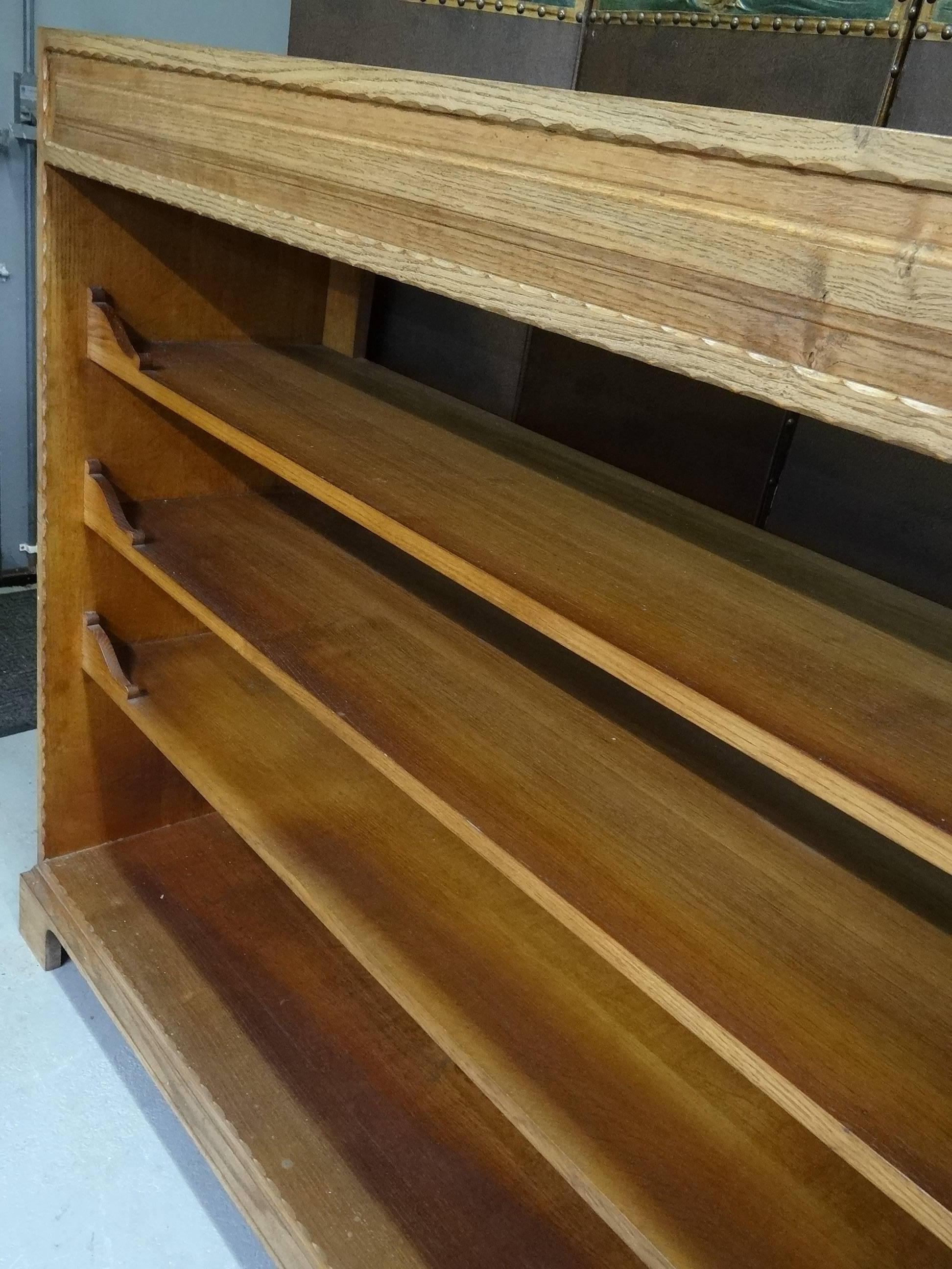 Mid-20th Century Cotswold School Arts and Crafts Gordon Russell style open bookcase display unit For Sale