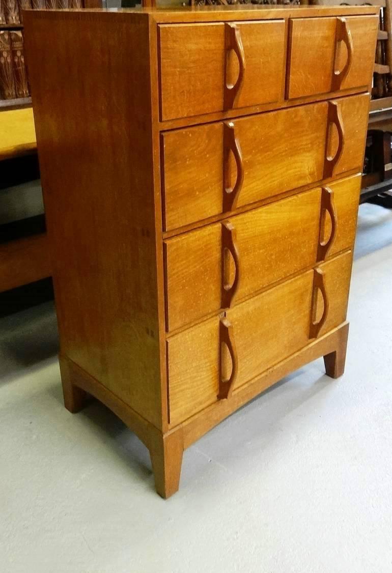 Superb rare oak Cotswold School Mid-Century Modern chest of drawers by one of the top Cotswolds cabinetmaker-designers, Kenneth D Lampard (1926-2006); circa 1940s-1950s, comprising two short over three long drawers over shaped base. Beautifully made