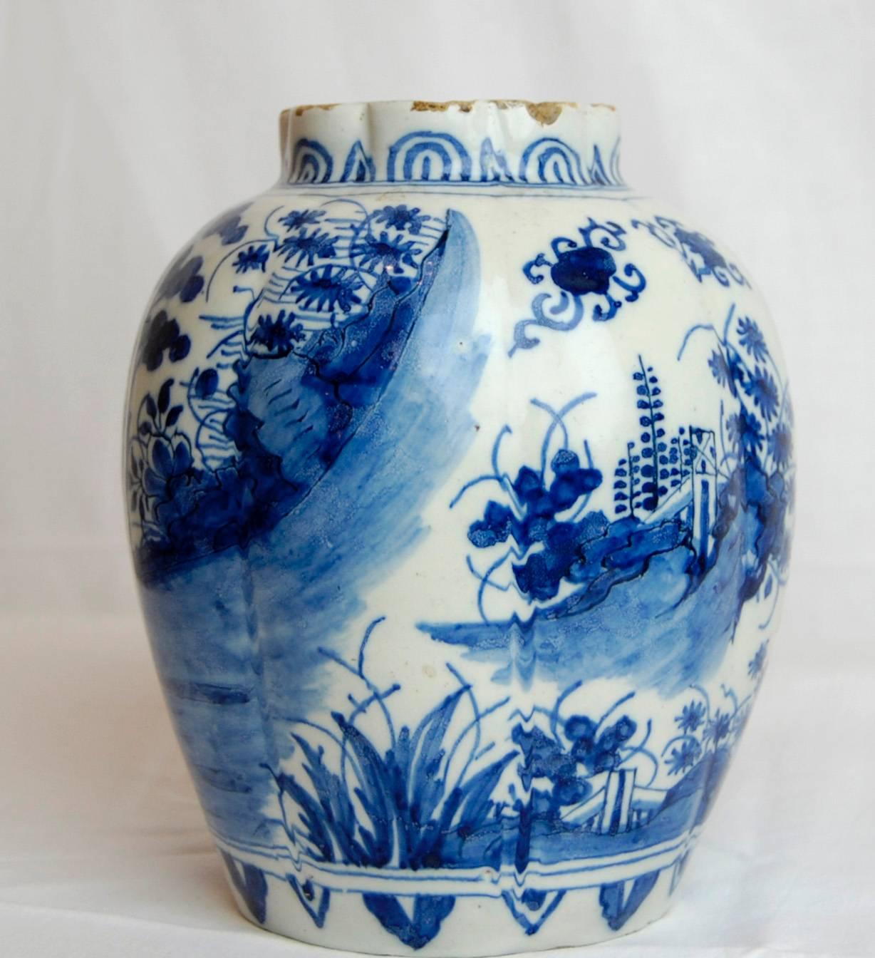 18th Century Dutch Delft Porcelain Vase Blue and White Chinoiserie Painting In Good Condition In Ettlingen, Baden-Wurttemberg