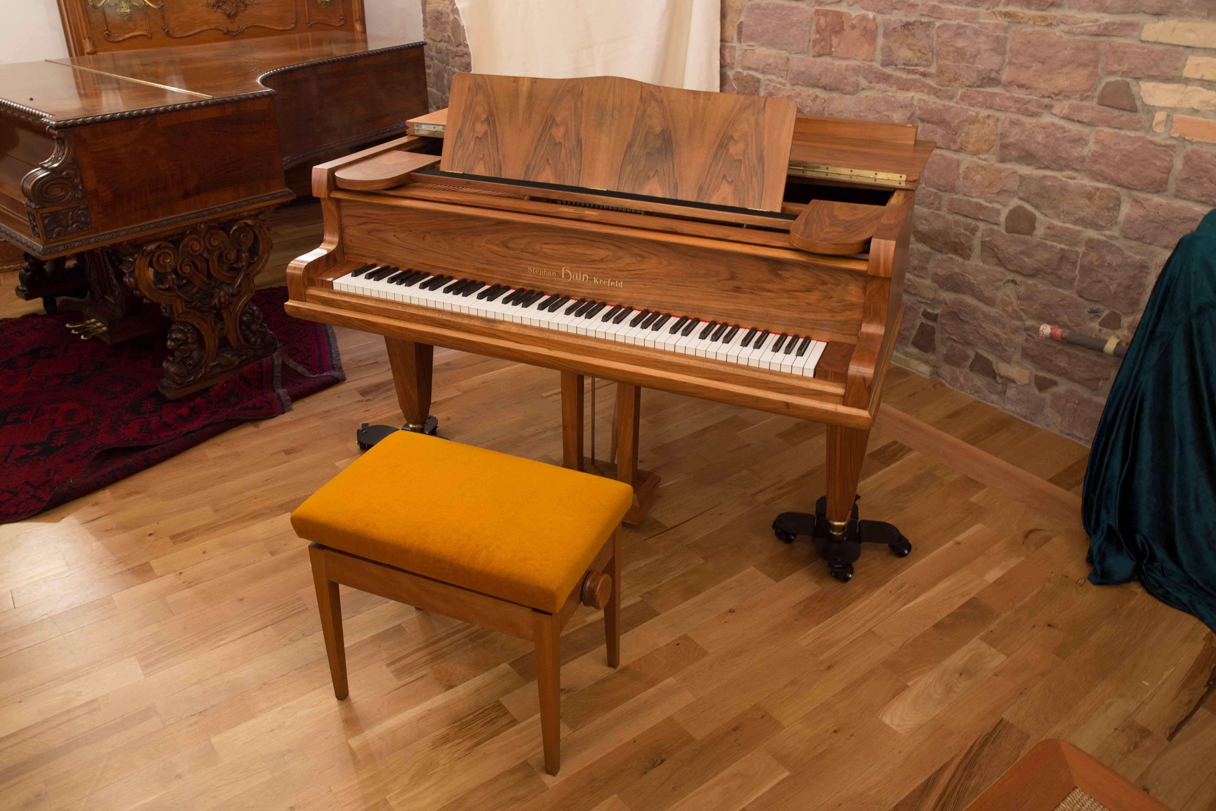 German Parlour Baby Grand Piano 1960s Mid-Century Modern Walnut Satin Case In Excellent Condition In Ettlingen, Baden-Wurttemberg