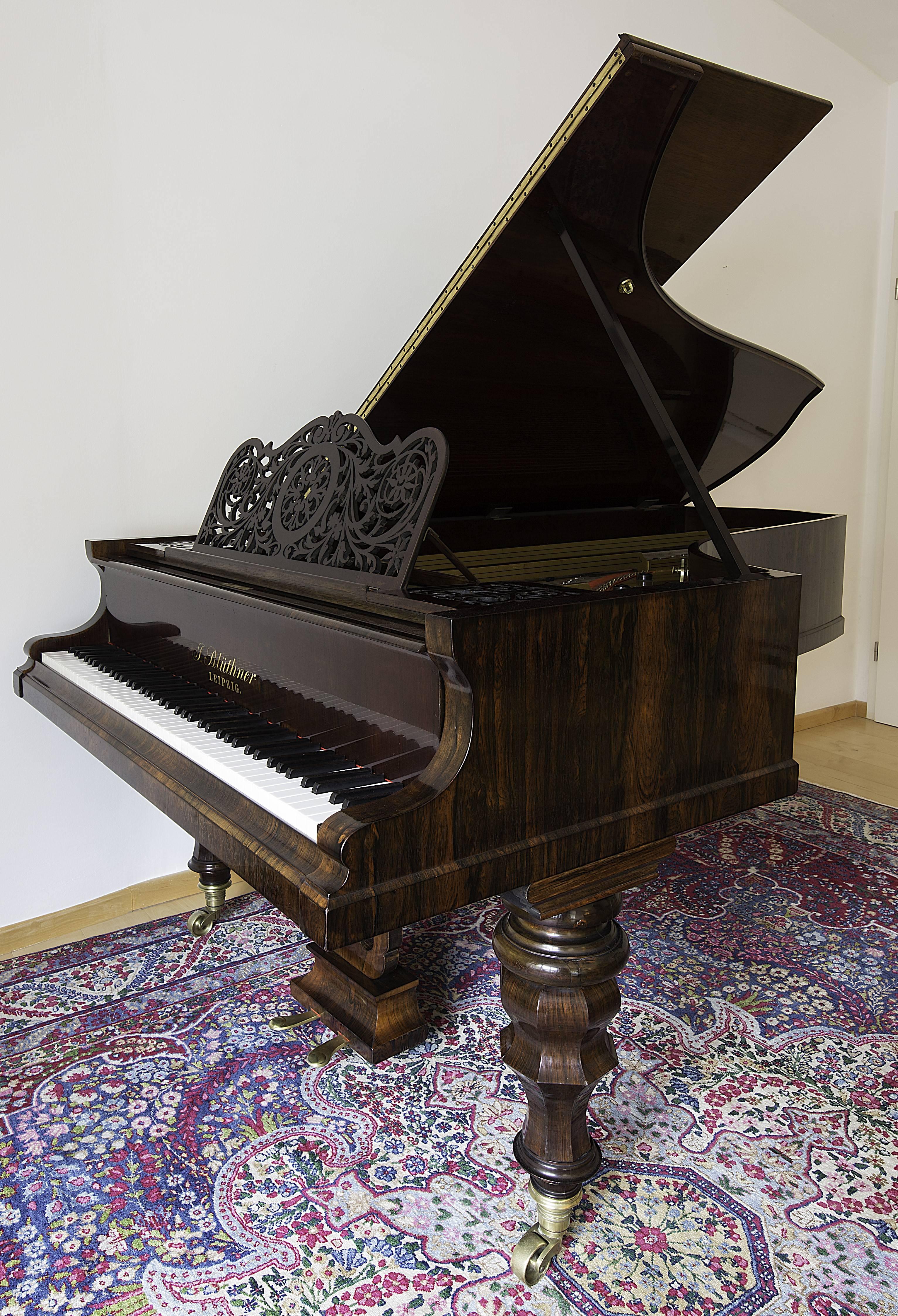 Ein seltener zeitgenössischer Flügel von Julius Blüthner, hergestellt 1868, Leipzig, Deutschland.
85 Tasten, natürliche Klappenabdeckungen, glänzend poliertes Palisandergehäuse, 210 cm lang und gerade bespannt. Elegant geschwungener Korpus und