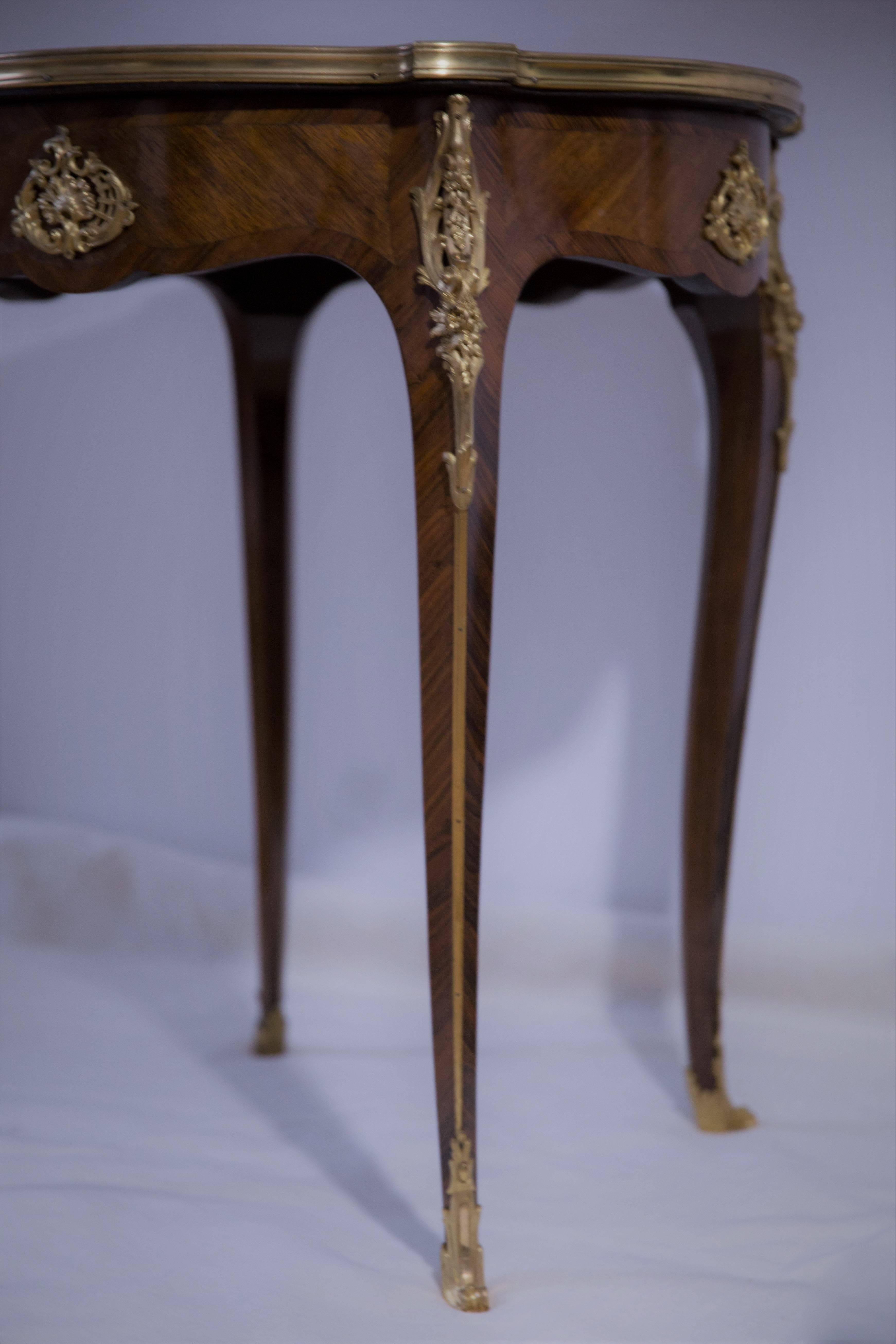 A fine and elegant Guéridon side table, France, second half of 19th century, in the Rococo Revival Louis XVI style.
Crossbanded rosewood veneer, very fine fire-gilded bronzes, and a Rosso Veneto marble top.
We restored the table, hand polished
