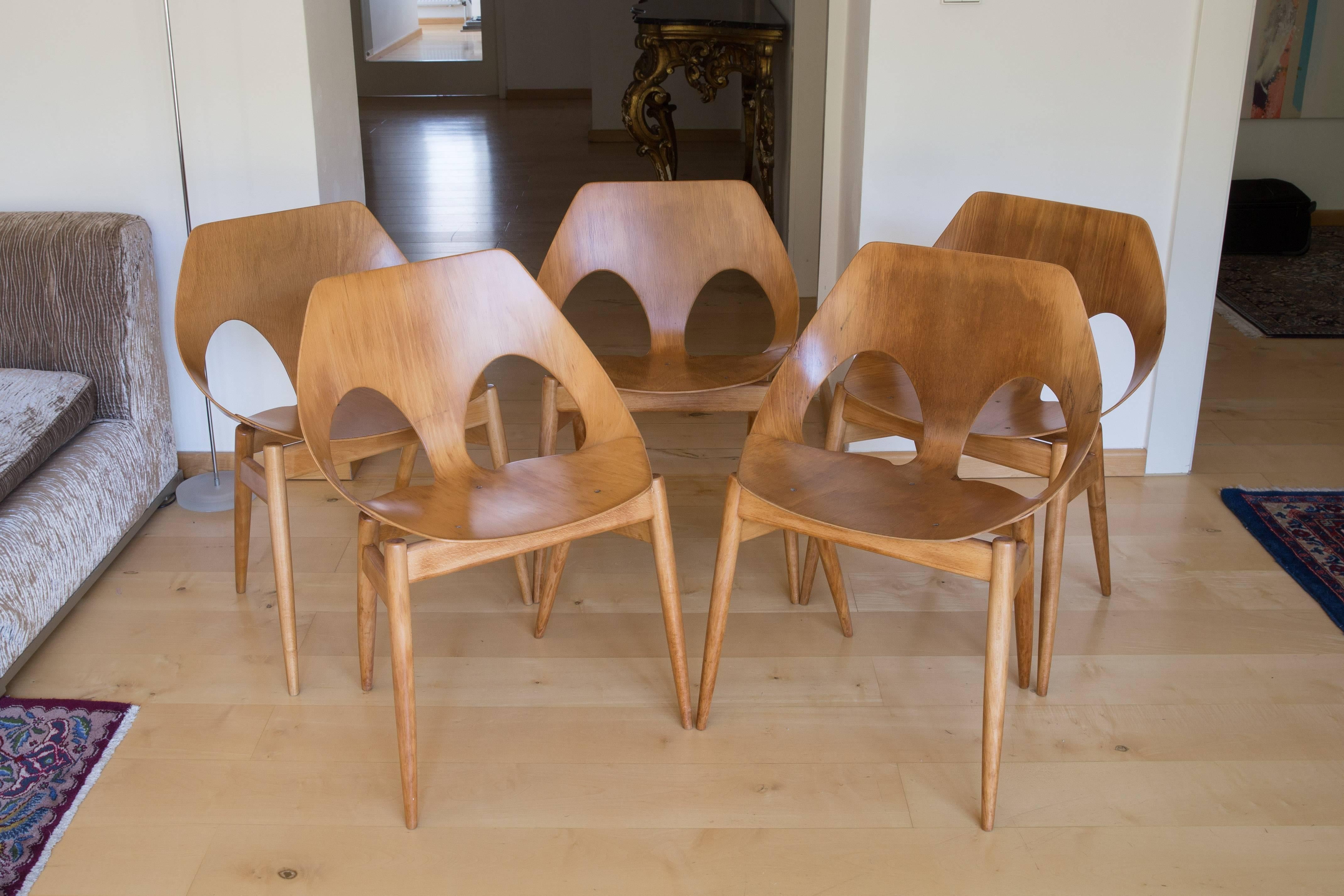 Beautifully sculpted chairs, a classical of the 1950.
Beech faced, one-piece moulded flexible ply seat and back, on beech tapering legs.
Newly restored.