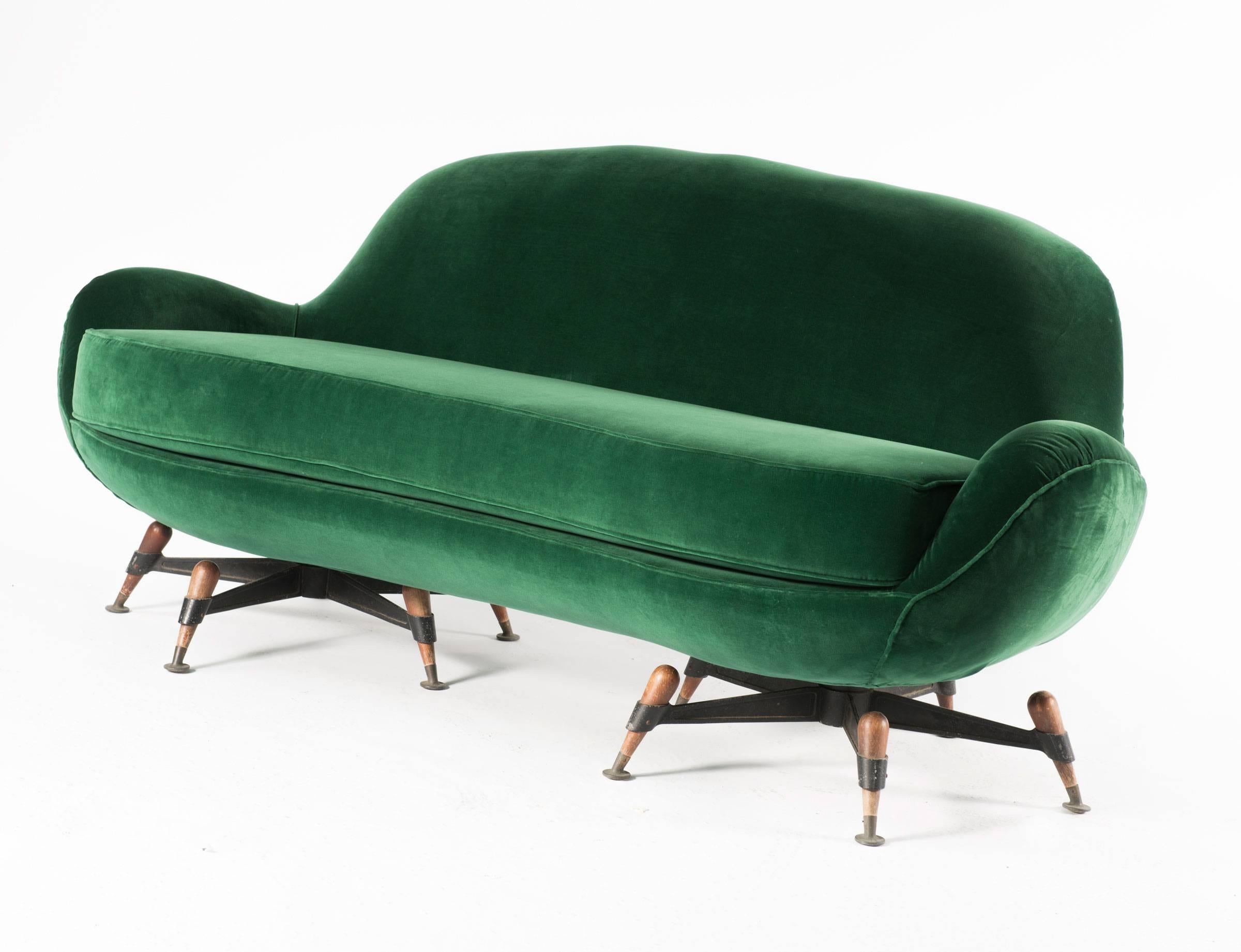 Fantastic IPE sofa with an attractive design of the seat; very particular feet made of beechwood, with brass details. The upholstery is green velvet. Marked: IPE Brevettato.

 Divano IPE , Bologna. 1963. In metallo , legno di faggio , ottone ,