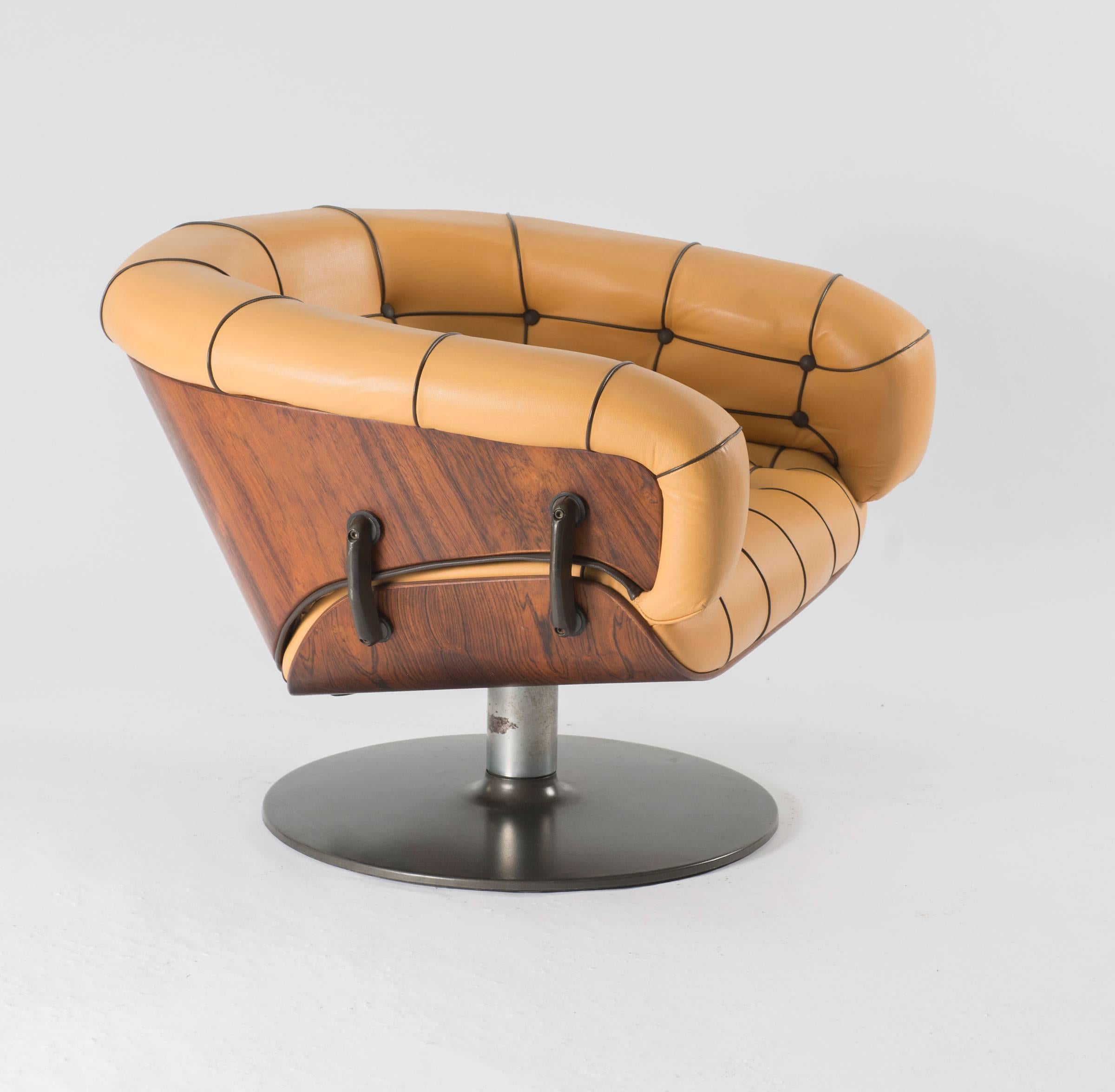 Rare swivel chair designed by Martin Grierson for Arflex. Italy, circa 1960. Base in lacquered metal, structure in black painted aluminum and shell veined laminated rosewood. Padding yellow skin. Bibliography: by M. Smith, the modern furniture,
