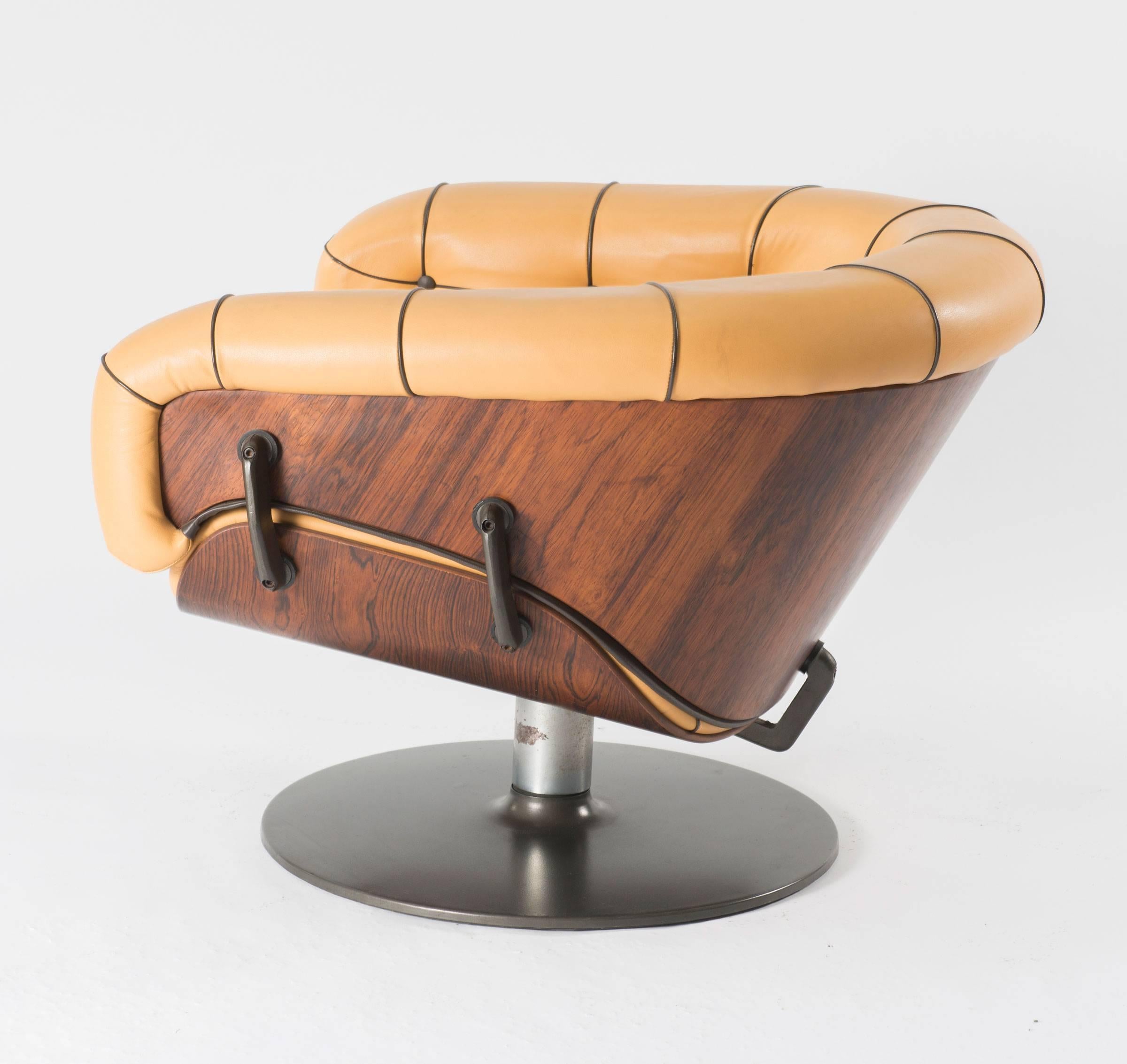 Martin Grierson. Rare Swivel Chair in Aluminium, Rosewood and Yellow Skin, 1960 In Excellent Condition For Sale In Milan, IT