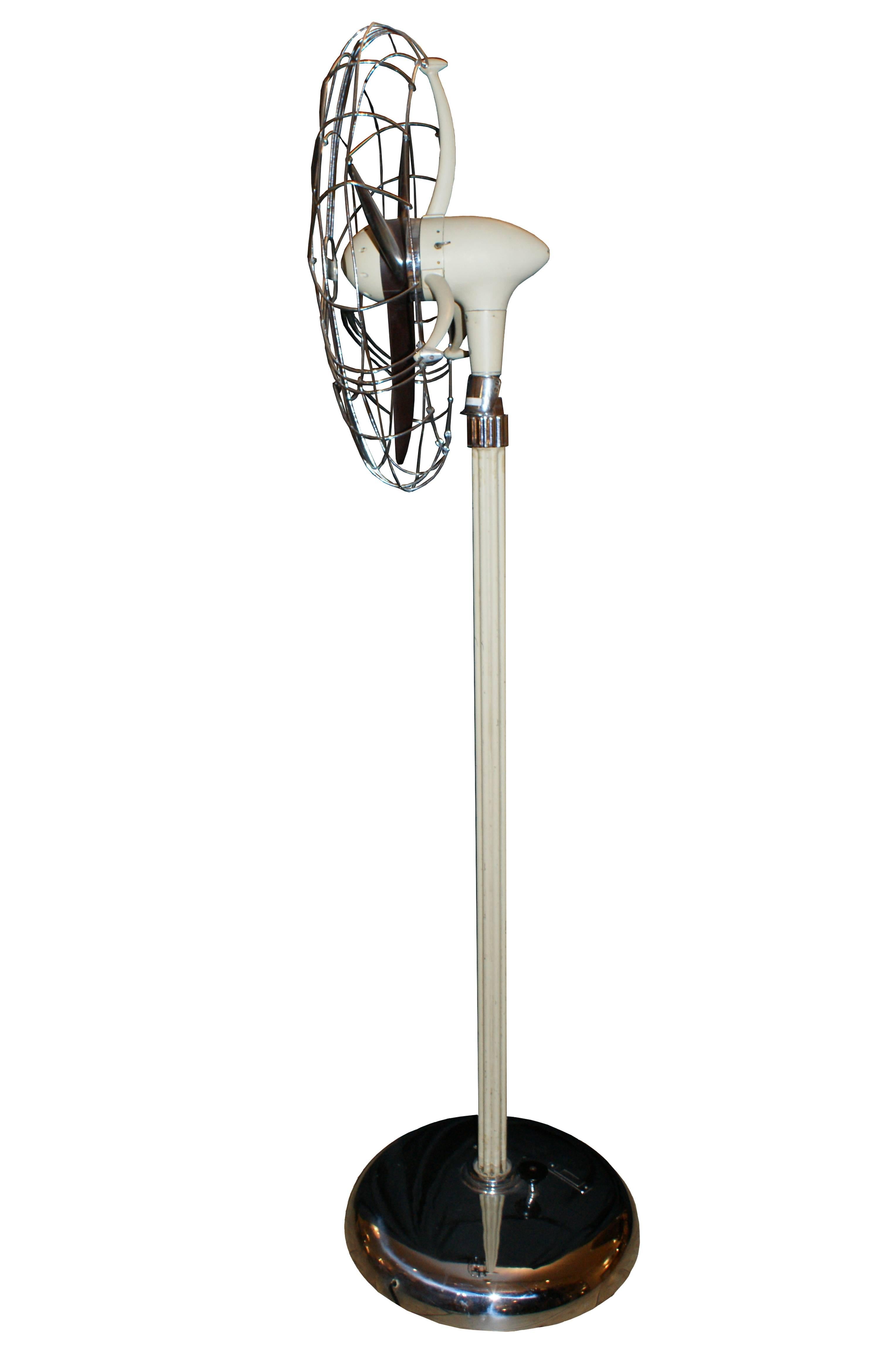 Marelli floor fan with fluted white lacquered iron shaft. Top with chromed metal protect blades and vanes made of Bakelite, Italy, circa 1950. Available in three different colors: Iron base and brown blades.
Green iron base and white