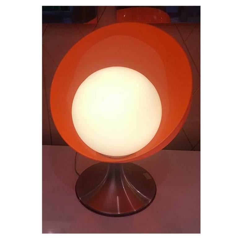 Italian table lamp, with beautiful spherical glass light and a very decorative leaf of orange plexiglass. The base is metal, nickel plated. The lamp is dated, circa 1960. The dimensions are: diameter 40cm, height 50cm.
  
