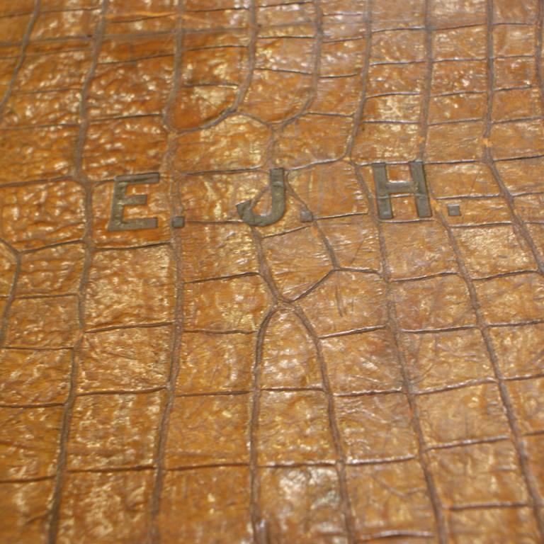 Big Crocodile Suitcase, Brown Leather, Metal Decoration, England, 1930 In Good Condition For Sale In Milan, IT