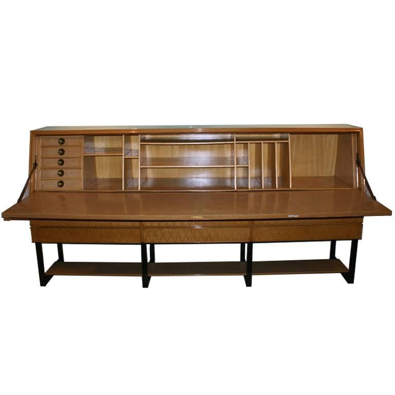 Important sideboard, maple wood and a very important and decorative front, with inlays of different woods. The legs are metal painted black, and there are six decorated drawers. Inside there are different compartments to divide the different