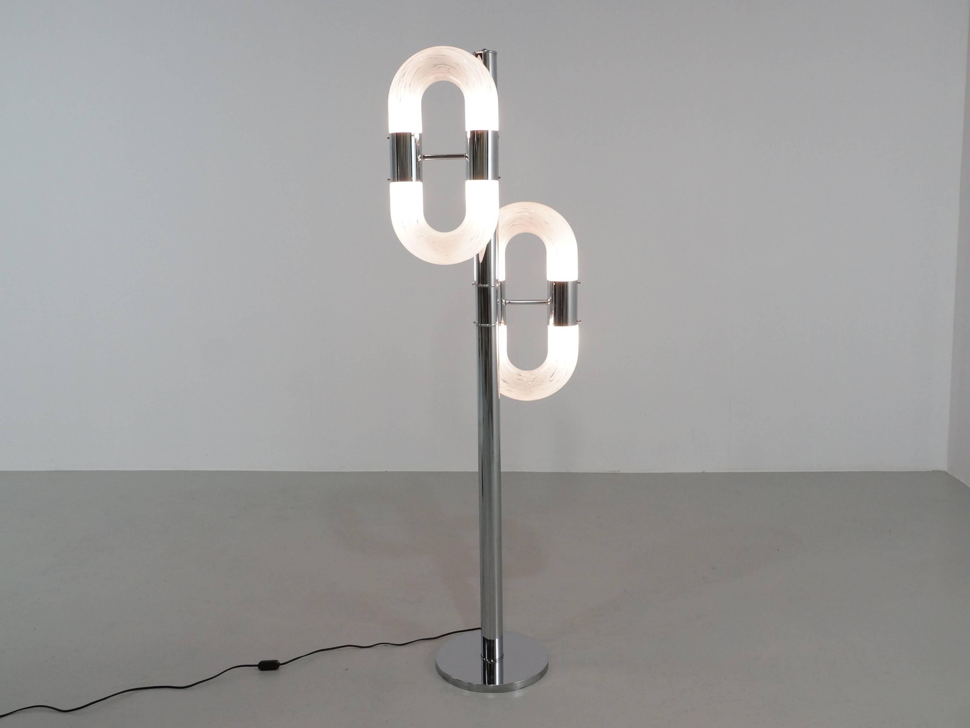 Beautiful floor lamp in chrome and glass by Carlo Nason for Mazzega.
This Italian floor lamp was designed in the 1970s, the base is made in chrome and the handmade glass bows in clear and white glass.

