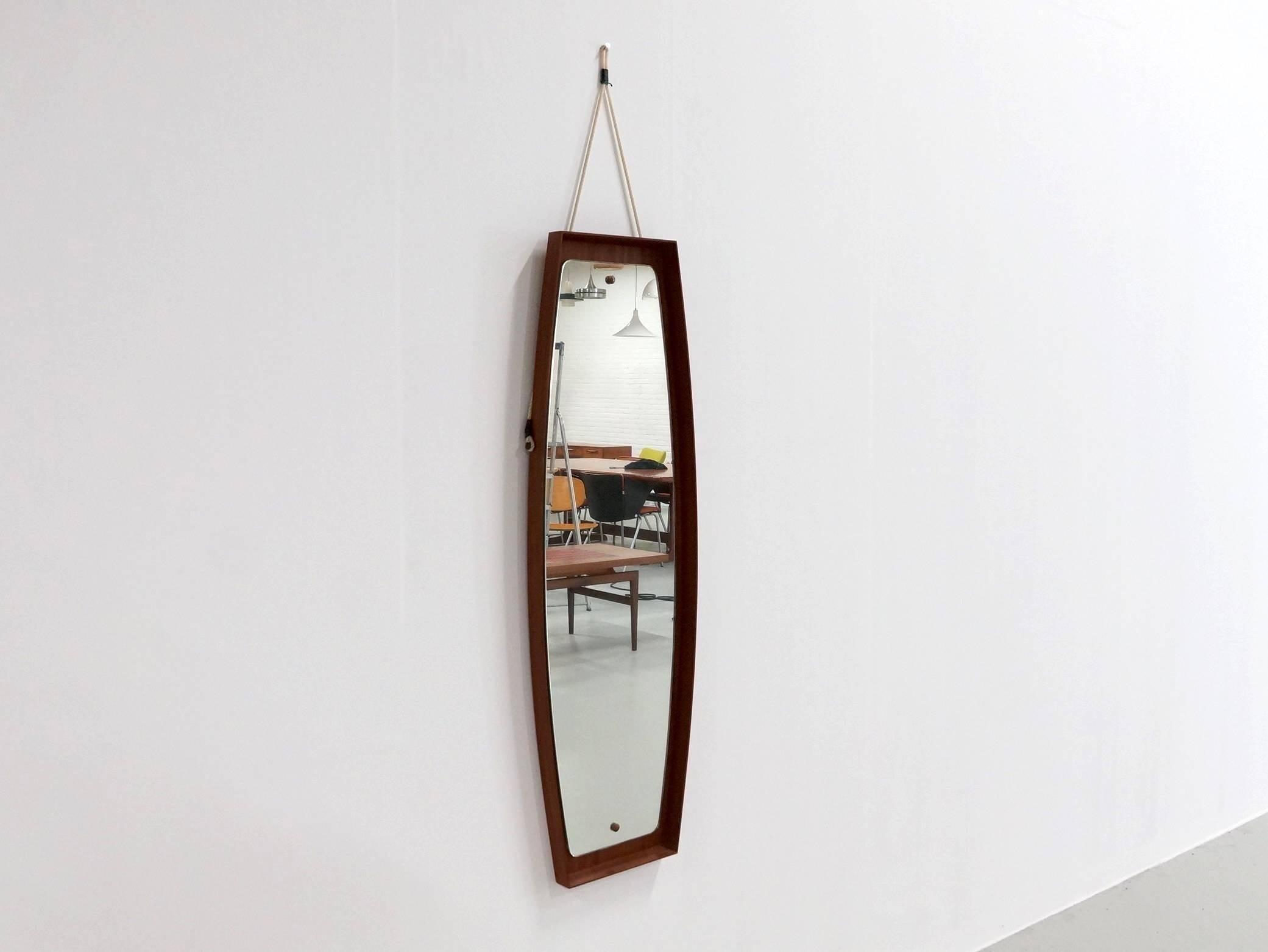 Beautiful large teak wooden frame mirror with white cord that makes it easy to hang on the wall, great for the dress or bed room to see yourself glamour in your nicest outfit.
Dimensions with cord height 158 / from the frame the dimensions are 119