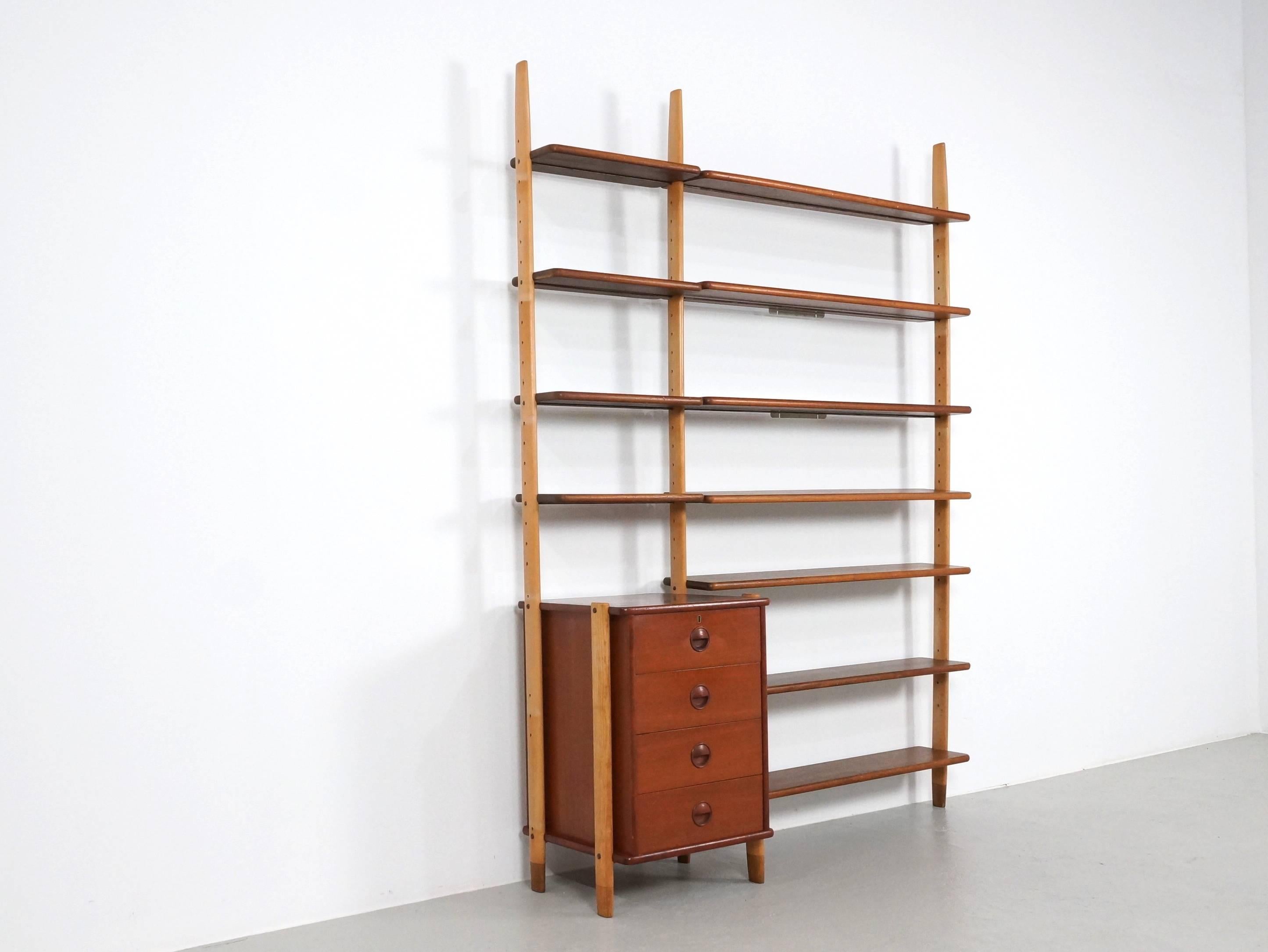 Very rare shelving wall unit with build in chest of drawers designed by William Watting for Fristho Franeker, Netherlands, in the 1960s.
The standards are made from oak and the shelving is in teak. The cabinet has four drawers that can be locked by