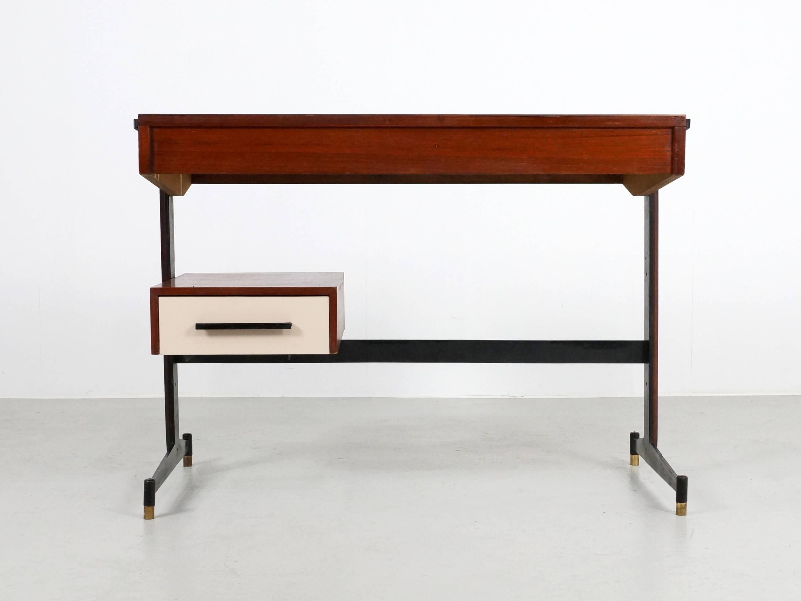 Small Italian Writing Desk, 1950s In Good Condition In 's Heer Arendskerke, NL