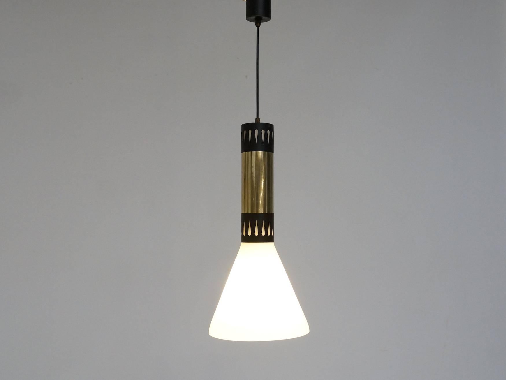 Beautiful 1950s, brass and glass Stilnovo pendant from 1950s by Stilnovo black metal and brass frame with glass light fixture. In beautiful condition.
Total height 90 cm but on request we can make along wire on it. Great Piece in good condition.
