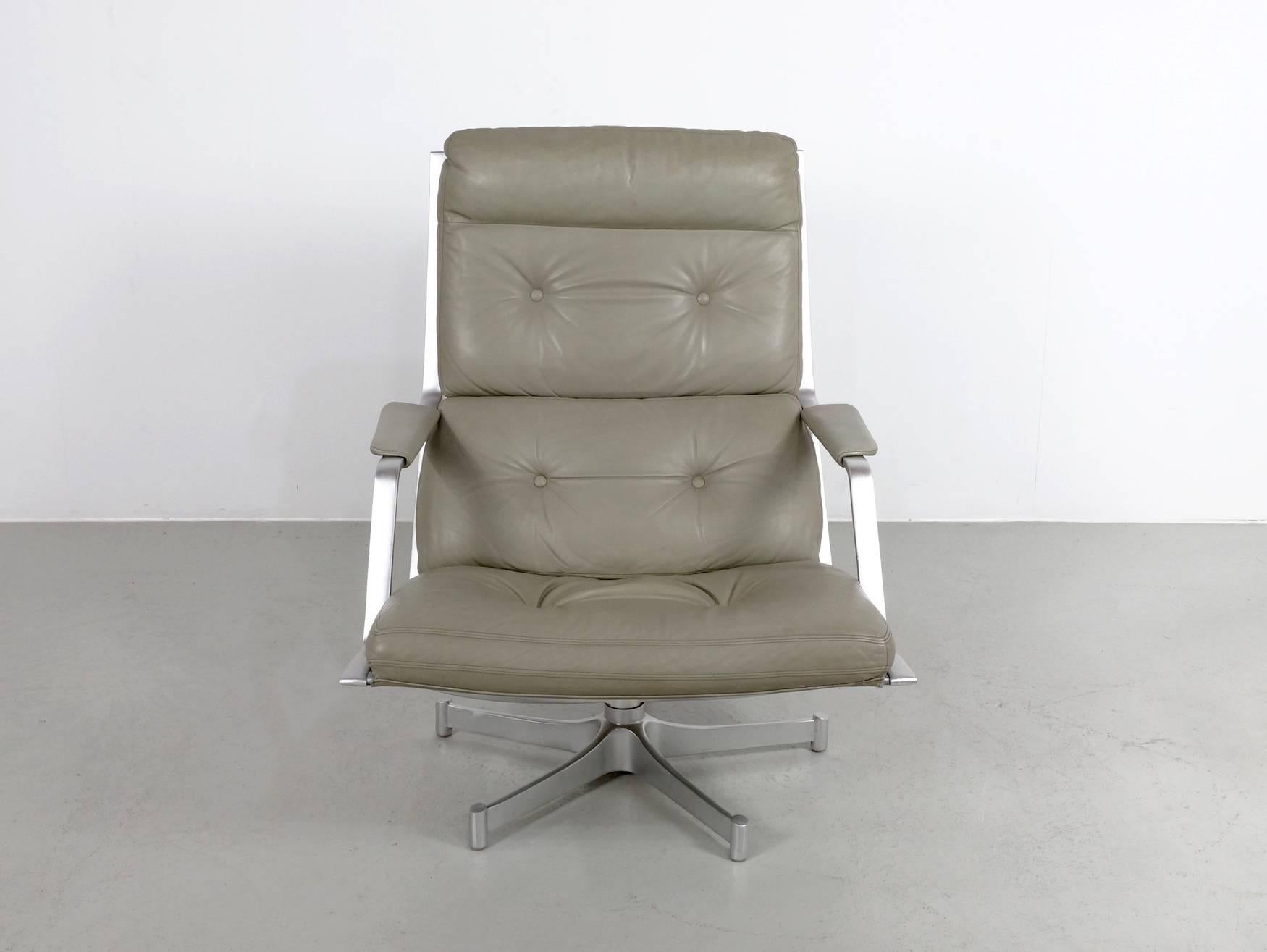 Grey leather lounge chair model FK85 designed by Preben Fabricius & Jorgen Kastholm and manufactured by Kill International, Germany, 1962.
This very comfortable lounge chair remains a very good condition with two small spots on the backside - see