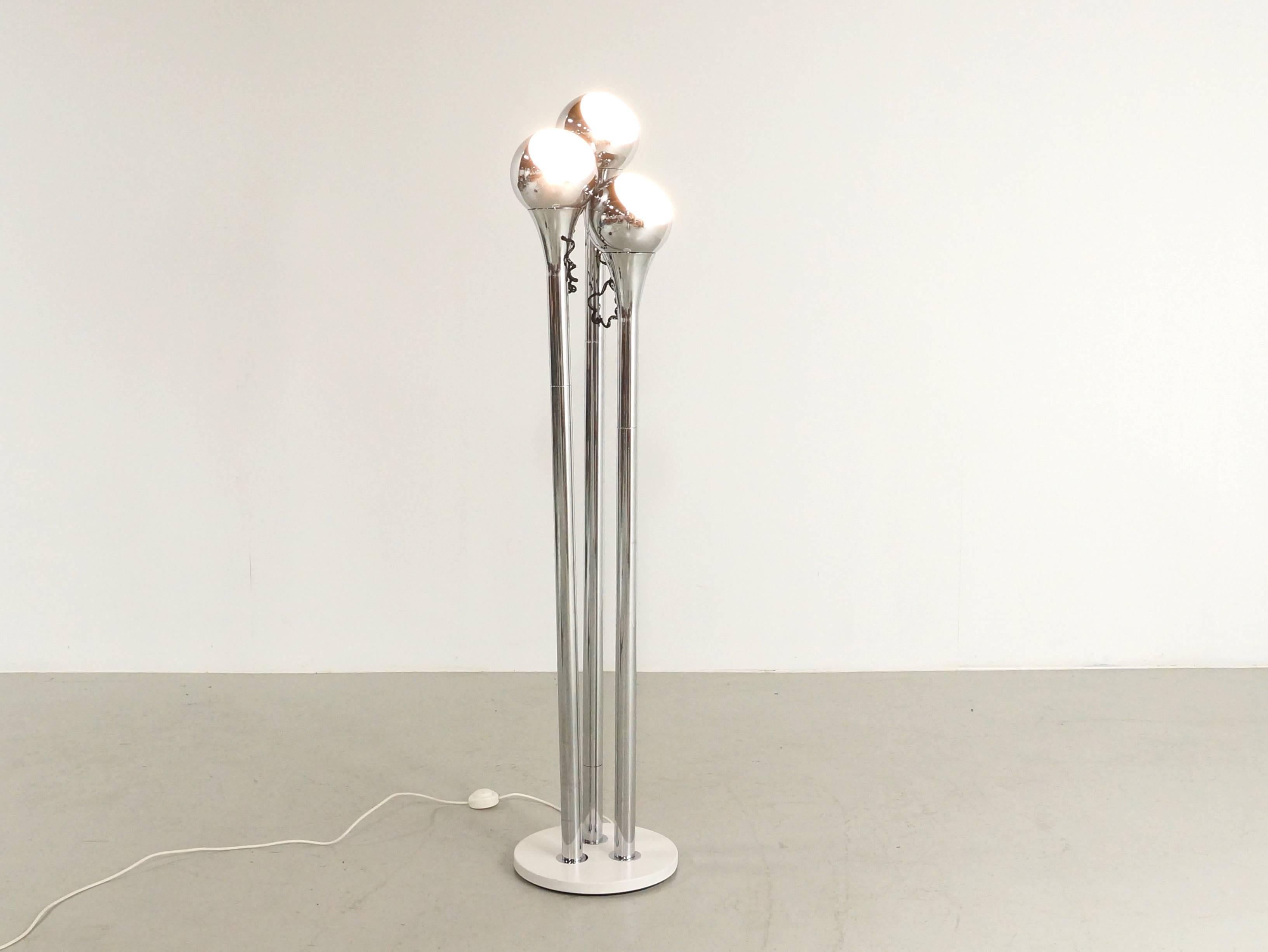 Great floor lamp from Goffredo Reggiani in Chrome, it looks a little like a little choir of lights. The condition is good and new wired for use. Marked at the Base. The spots on top can be turned each direction.
