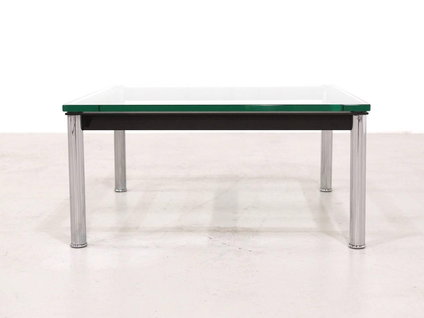 Beautiful Le Corbusier table in black steel and chrome with a 15 mm glass top
The table is designed as side table for the Le Corbusier LC4.
Designed by the trio Le Corbusier, Piere Jeanneret and Charlotte Perriand in 1928 and produced by Cassina.