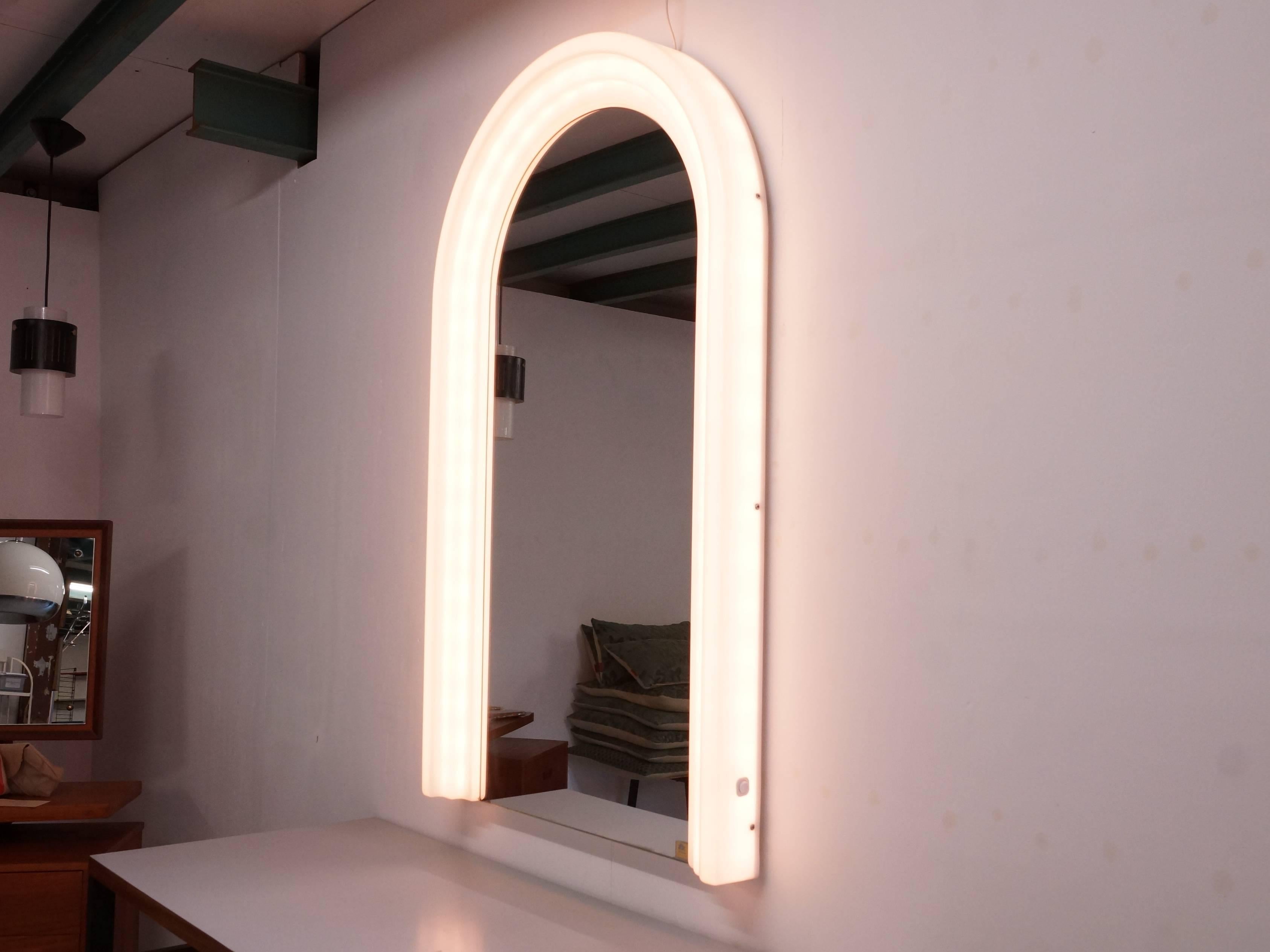 Beautiful Lighted Mirror in White Plastic Store Sottsass Style In Good Condition In 's Heer Arendskerke, NL