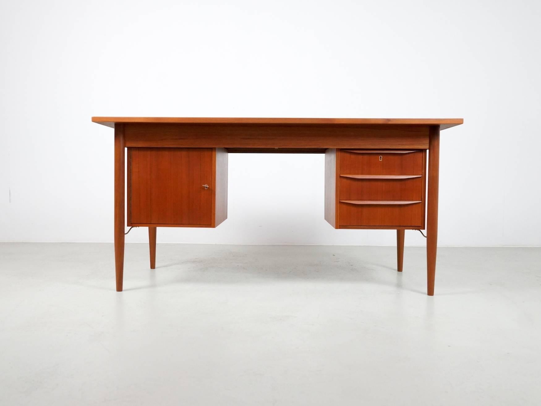 Magnificent freestanding teak desk designed by Gunnar Nielsen and produced by Tibergaard in the 1960s.
Wonderful lines with four drawers on the front and one compartiment. Desk is in perfect condition and has the original key
Gunnar Nielsen