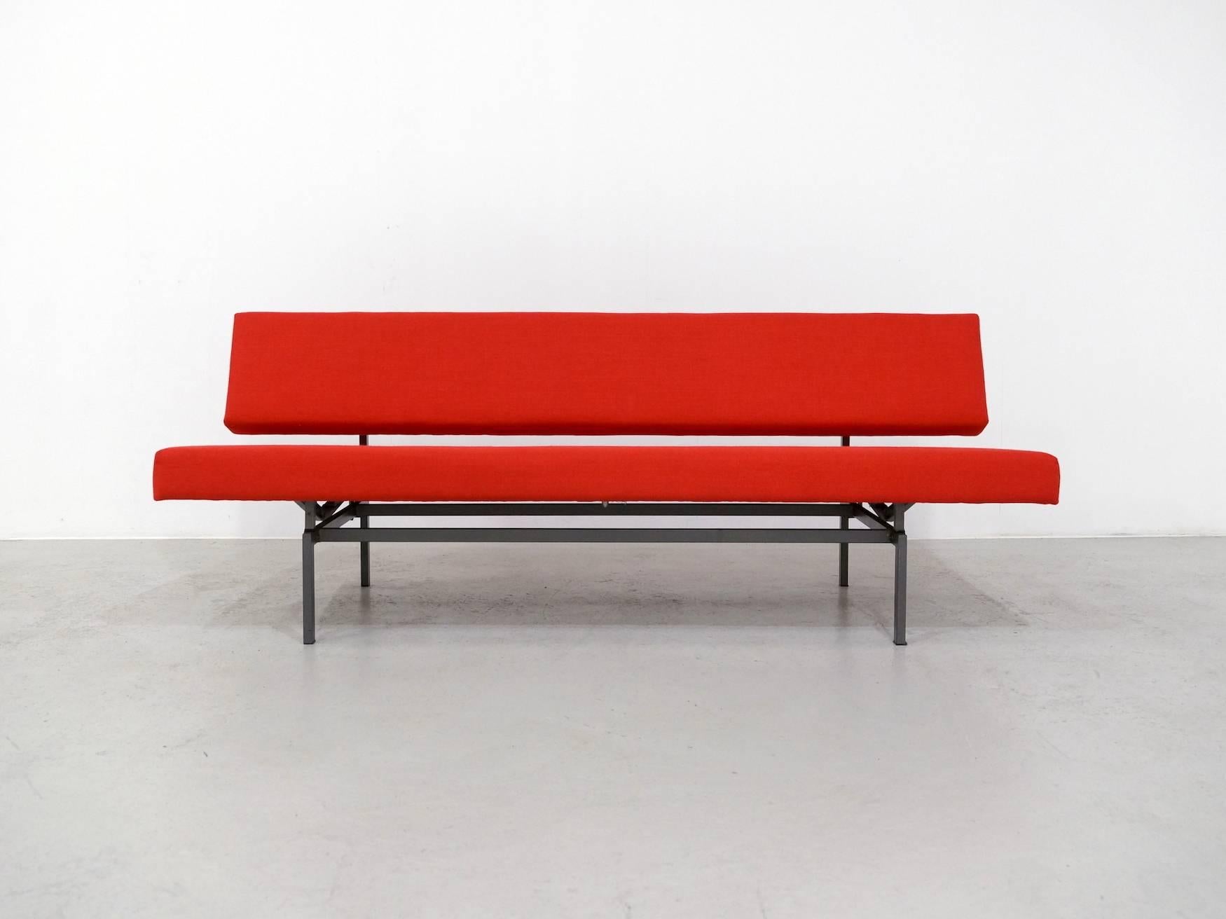 Minimalistic Dutch daybed sofa designed by Rob Parry and made by Gelderland in the 1960s.
This three seat sofa is fully restored with new foam on the inside and New Red Tissue on the outside 
The seating can be pulled forward to make it a (day) bed.
