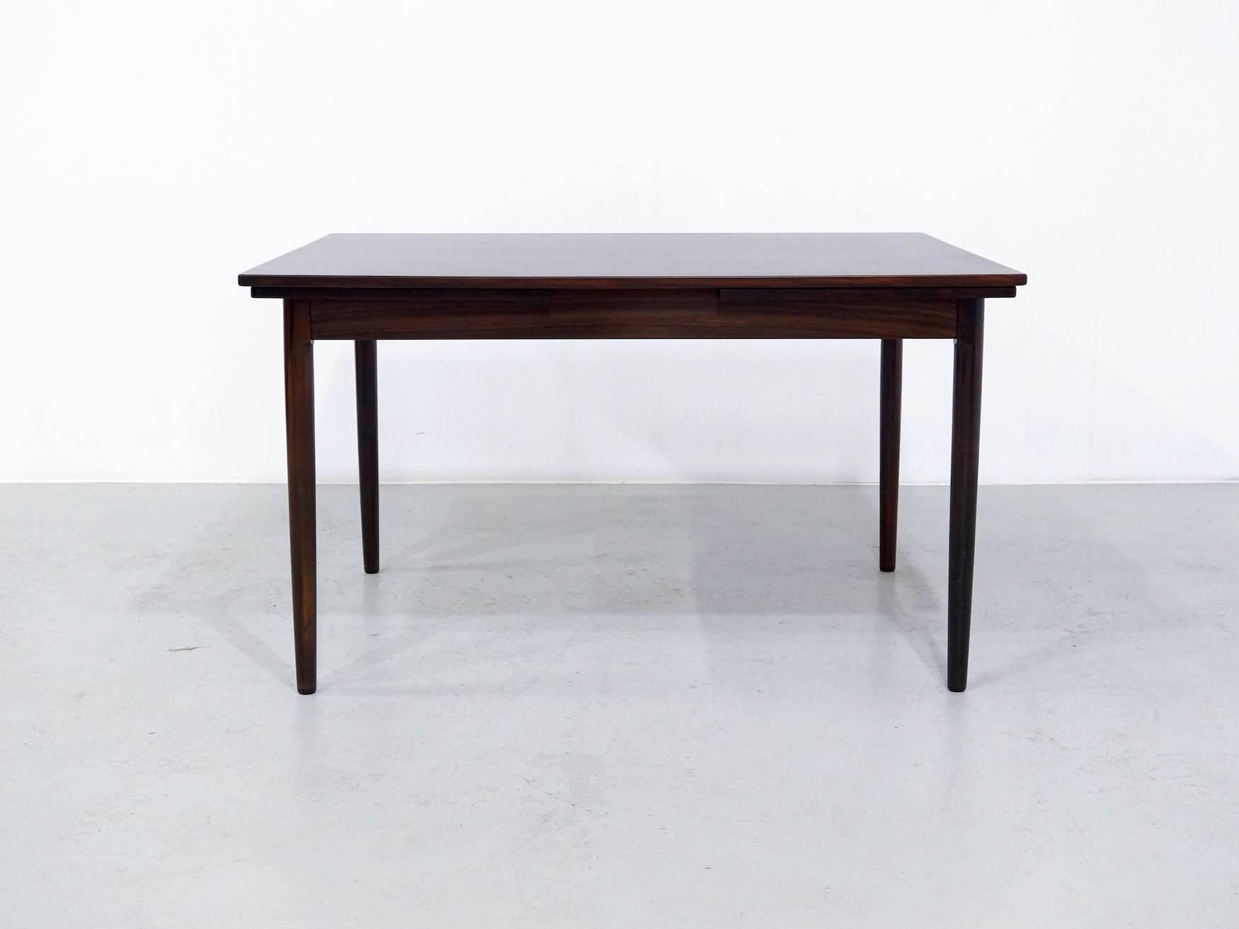 Midcentury Mahogany draw leaf dining table made by A/S Randers Møbelfabrik in Denmark during the 1960s. The table is extendable with two leafs, hidden onder the top, to 228 cm / 90