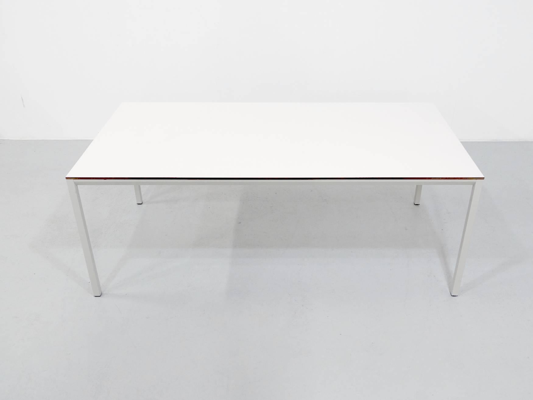 Friso Kramer designed the facet table in 1964 for Ahrend de Cirkel. The top is Ciranol with a very high resistance to scratching and user wear. The metal legs are detachable and easy to install. The Facet program that Friso Kramer designed for