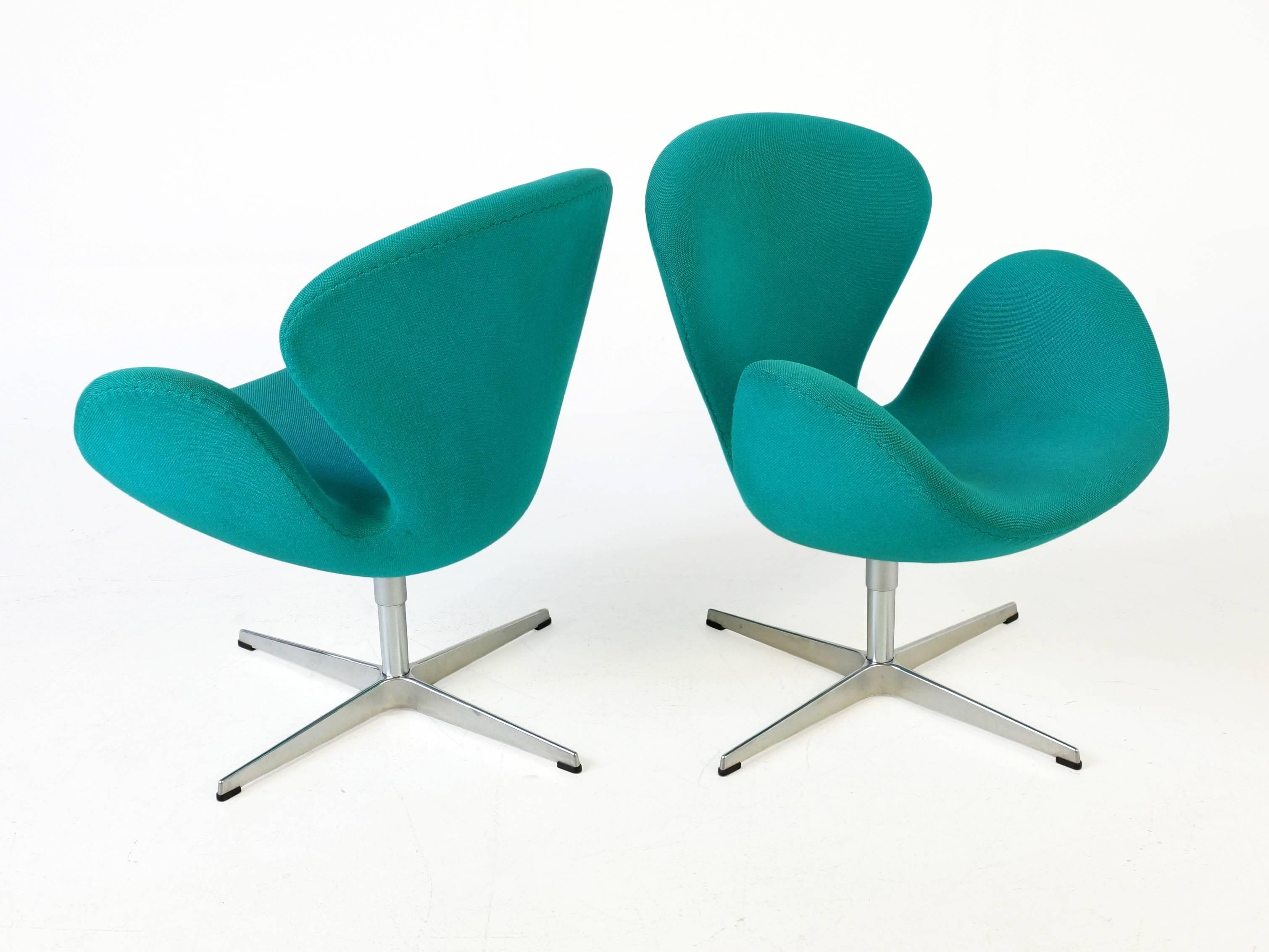 Aluminum Set of Two Turquoise Swan Chairs by Arne Jacobsen