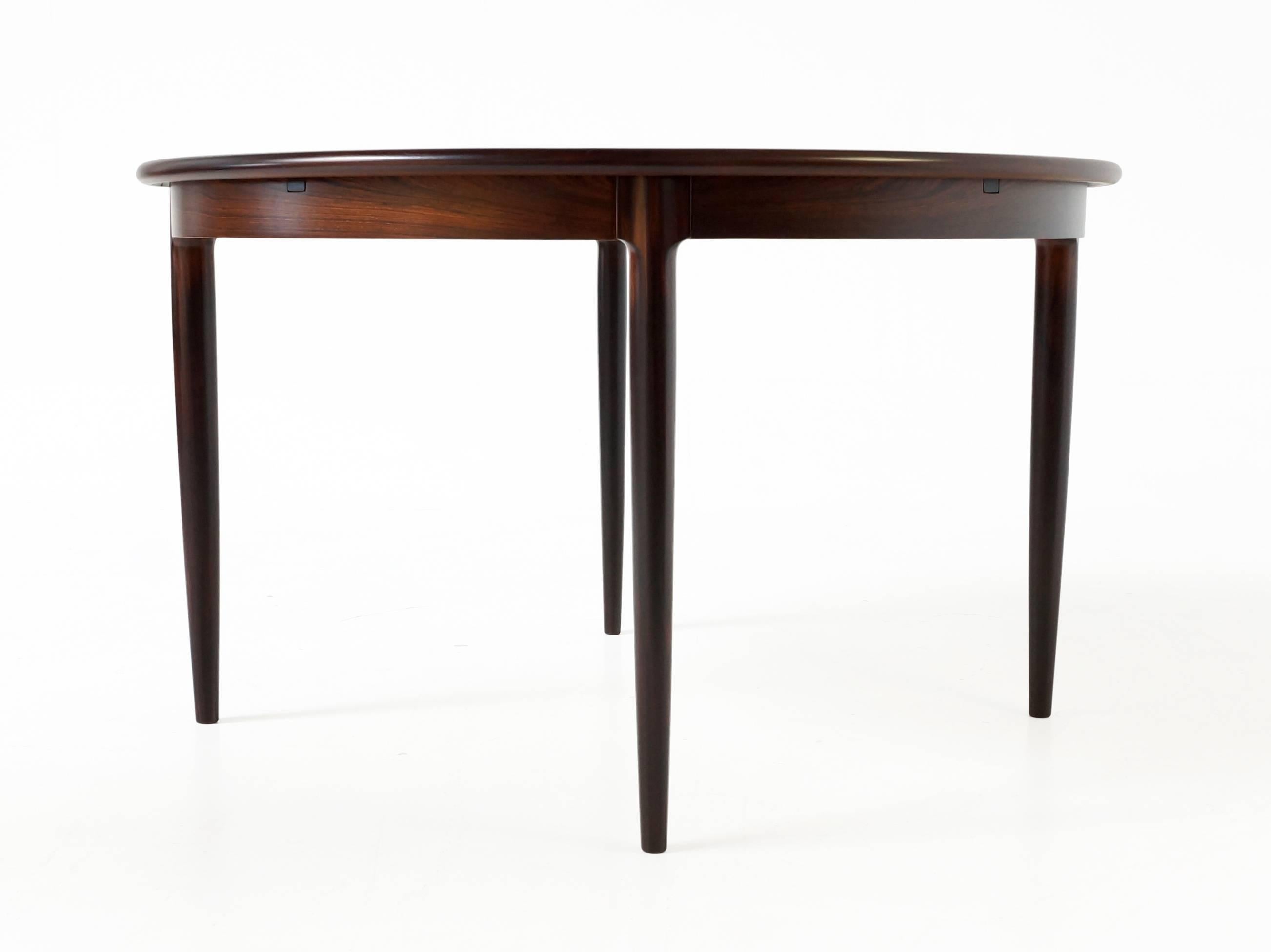 Round Danish extendable rosewood dining table designed Niels Otto Møller for J.L. Moller Models in the 1960s.

The table top features a very rich and warm wood grain and is is in very good condition. The tabletop is professional refinished with