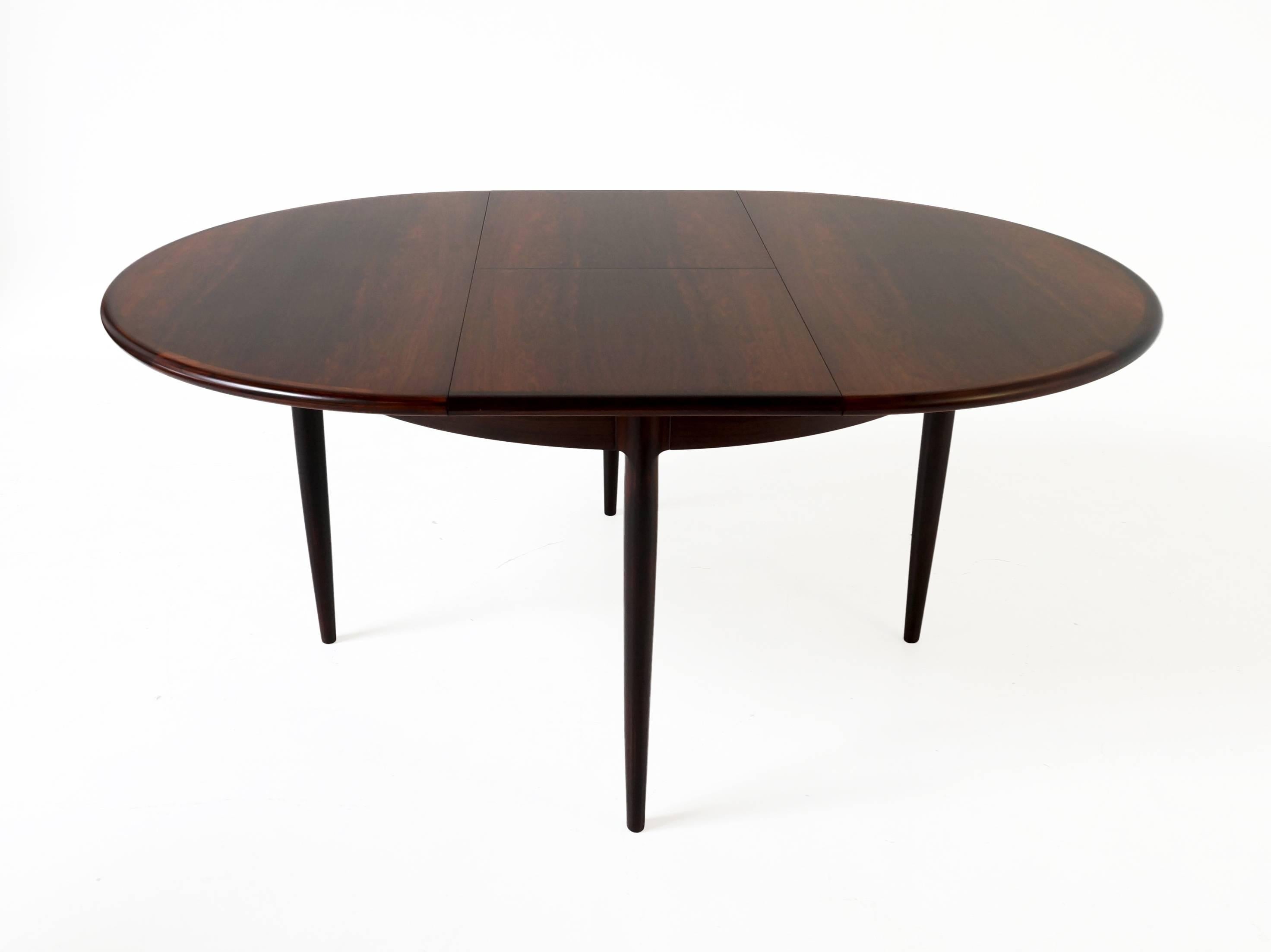 Round Extendable Danish Dining Table in Rosewood by Niels Otto Møller In Excellent Condition For Sale In 's Heer Arendskerke, NL