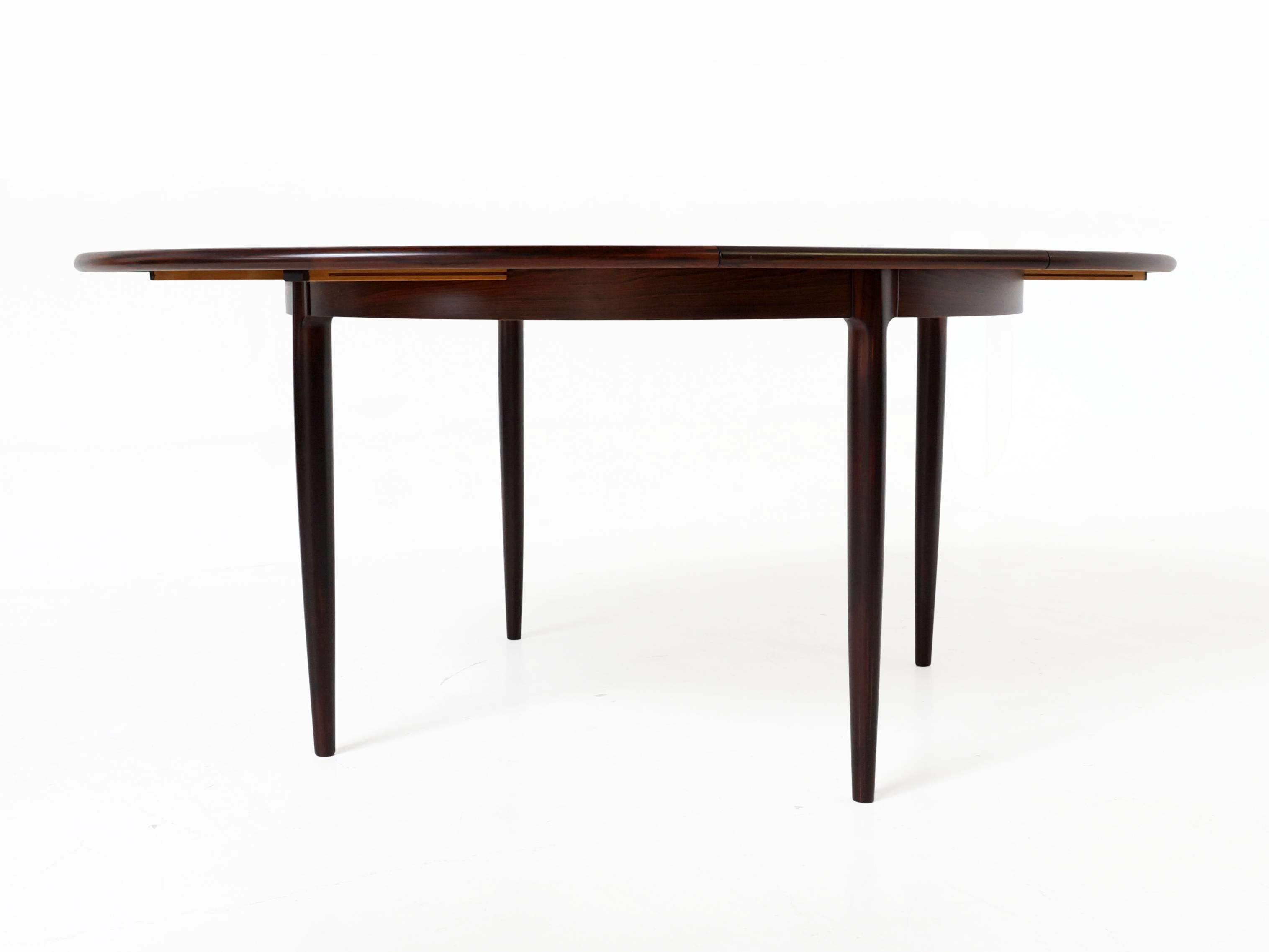 20th Century Round Extendable Danish Dining Table in Rosewood by Niels Otto Møller For Sale