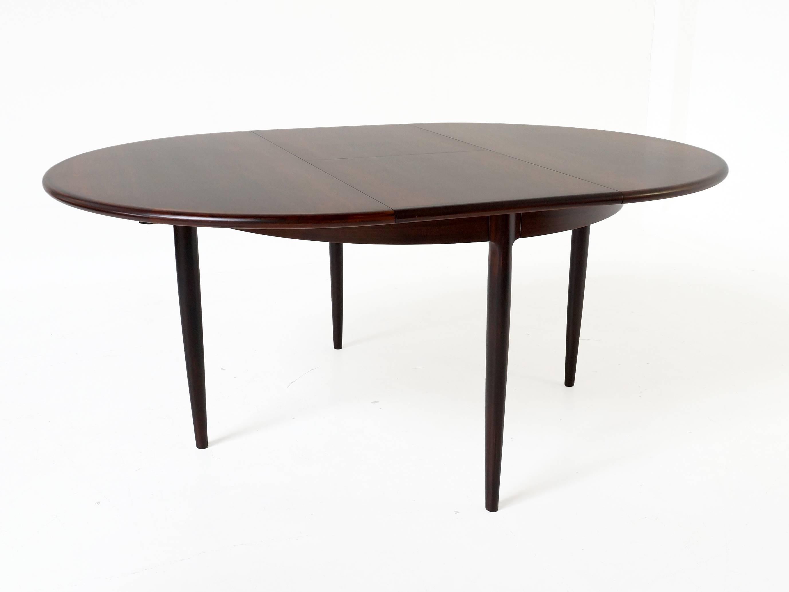 Round Extendable Danish Dining Table in Rosewood by Niels Otto Møller For Sale 1