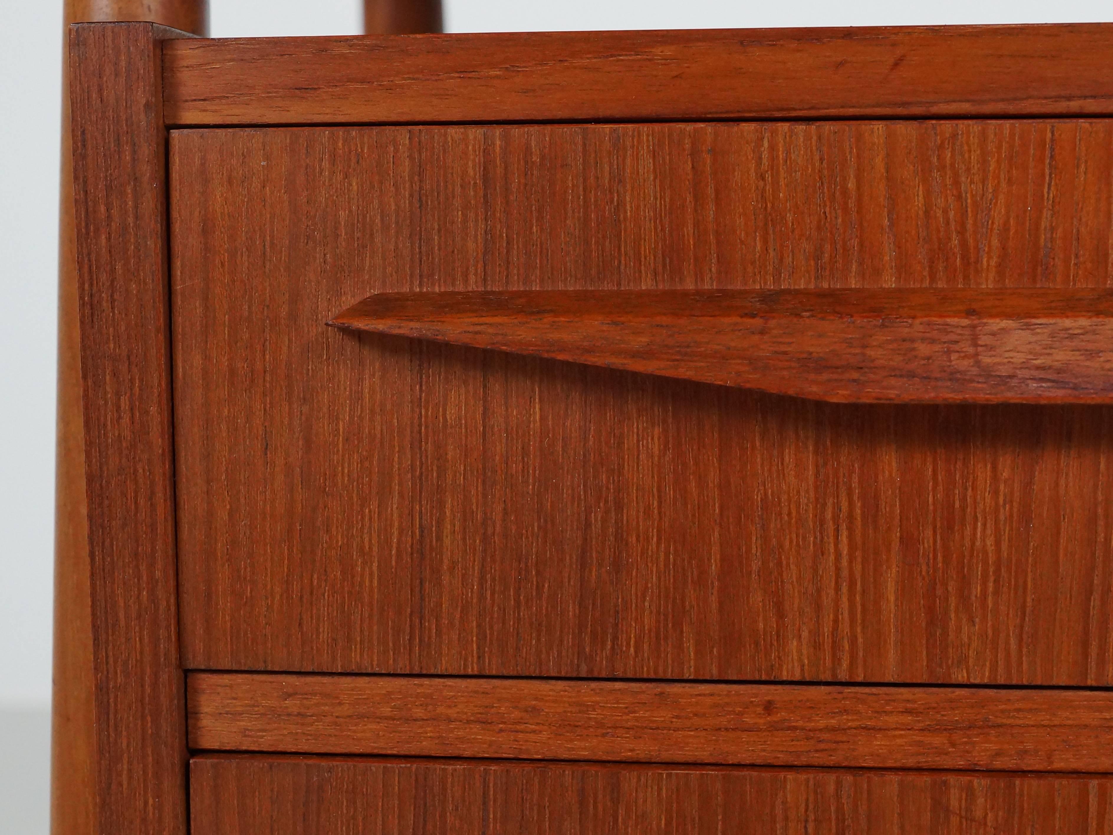 Small Teak Desk by G. Tibergaard for Ikast Møbelfabrik, Denmark In Good Condition In 's Heer Arendskerke, NL