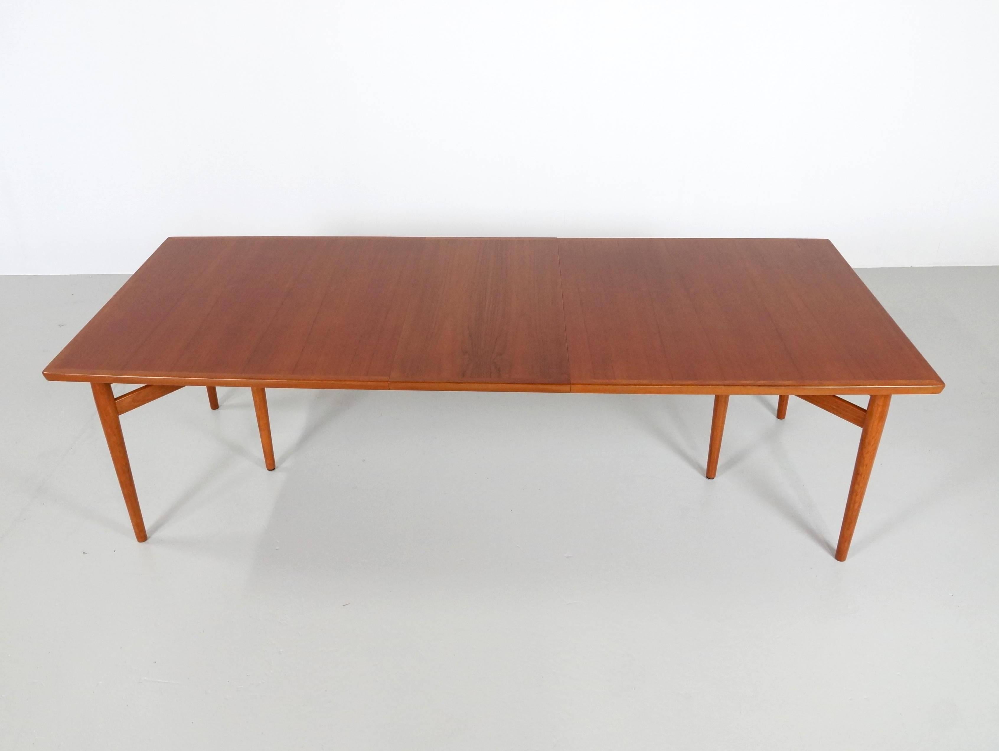 Six legged extendable teak table designed by Arne Vodder for Sibast. This six legged table is in perfect condition. The top has been professionally re-lacquered for a new life and optimal use without stains. The top is extendable and in normal