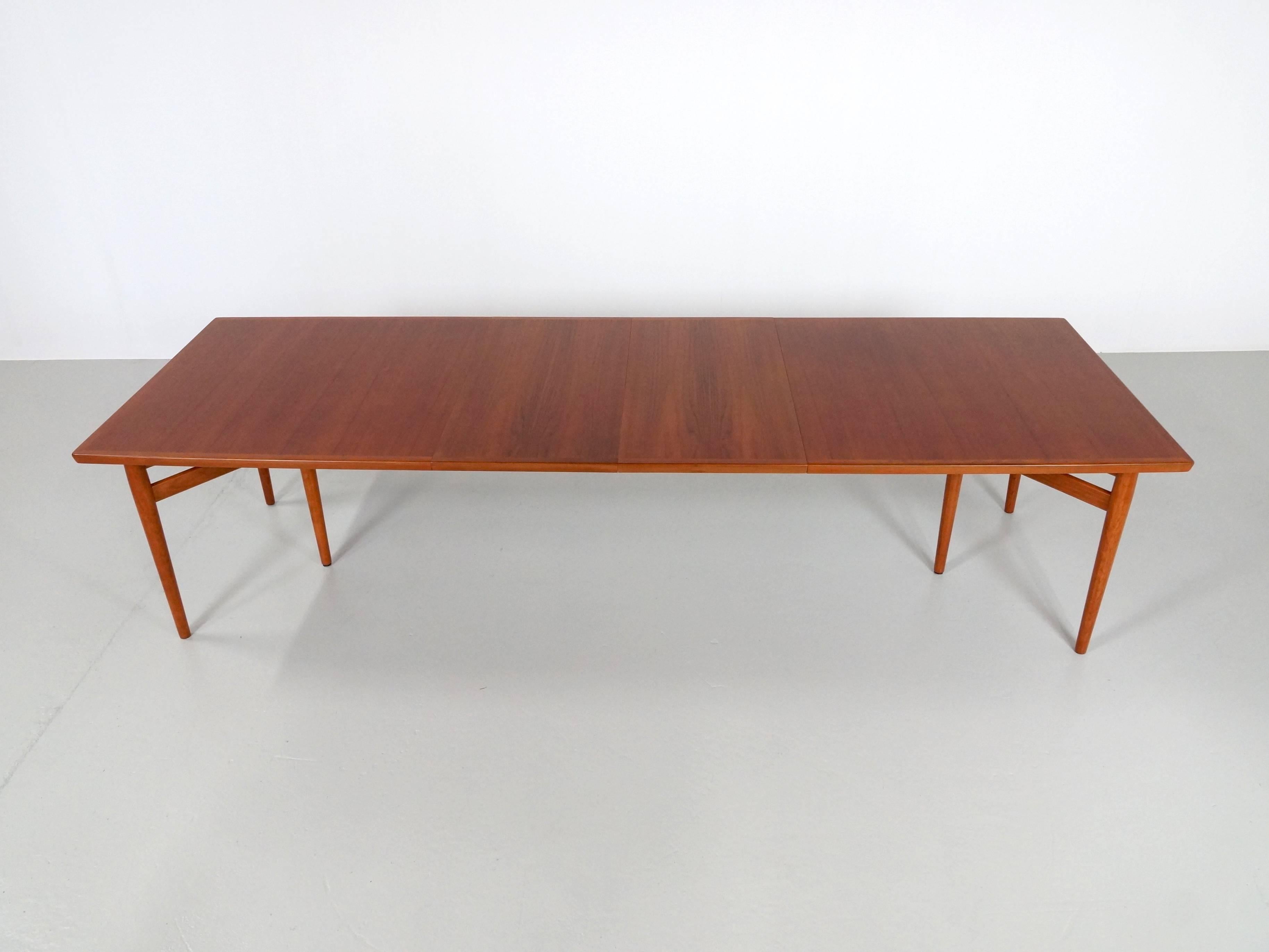 Scandinavian Modern Six Legged Extendable Dining Table by Arne Vodder for Sibast, 1960s