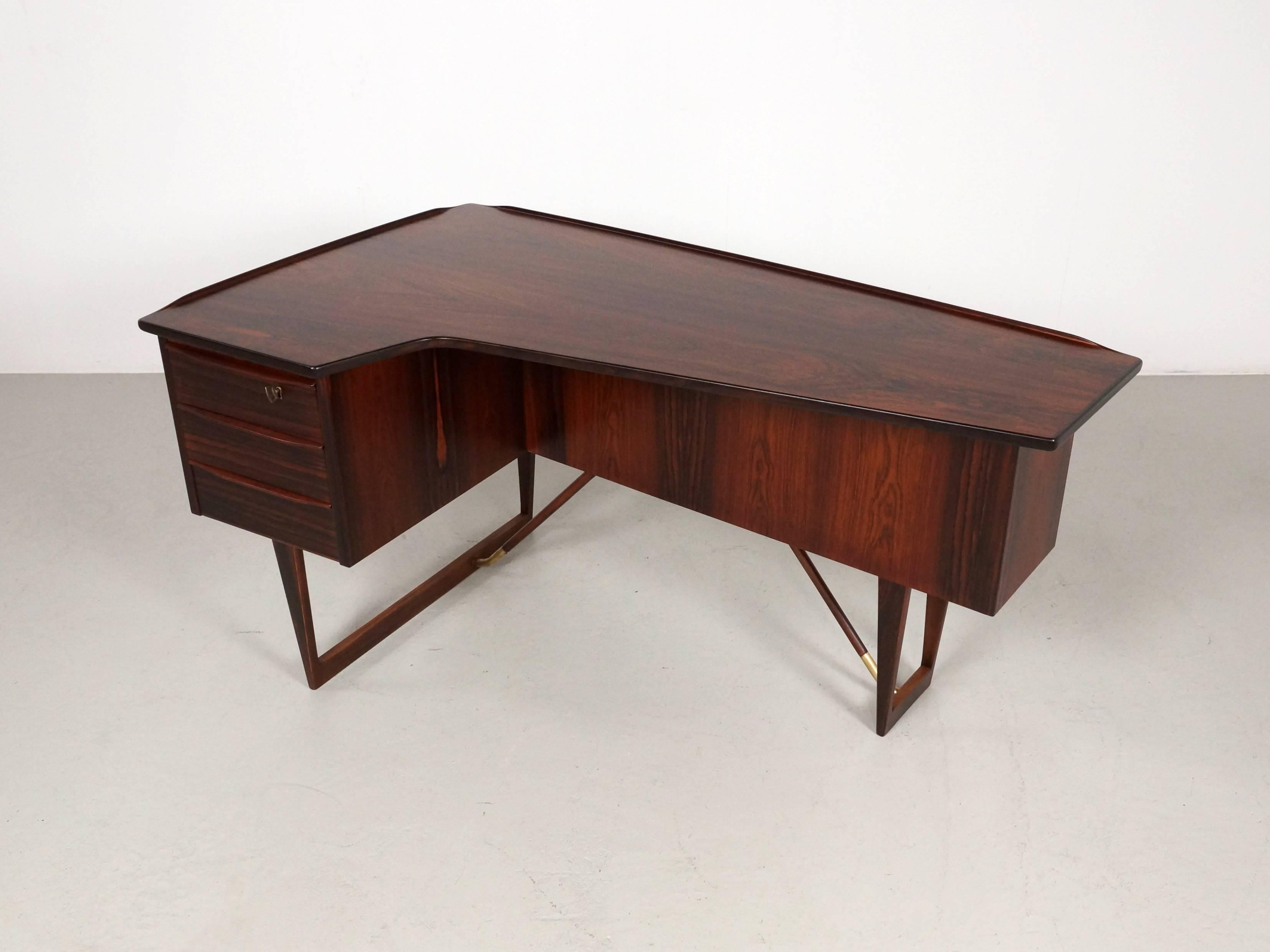 Beautiful Mahogany corner desk designed by Peter Løvig Nielsen for Hedensted Møbelfabrikin this Danish desk was designed in 1956.
Super elegant small corner desk with three drawers and has in the back of the desk a wide bookstand and a small cabinet