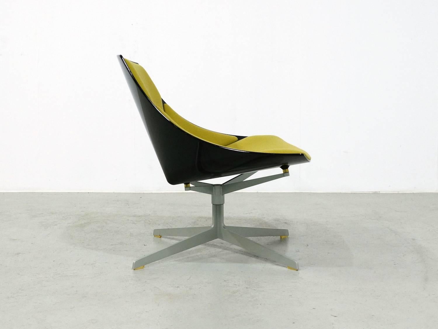 Black and Olive Green Space Series Chair Fritz Hansen Model JL 10 In Good Condition For Sale In 's Heer Arendskerke, NL