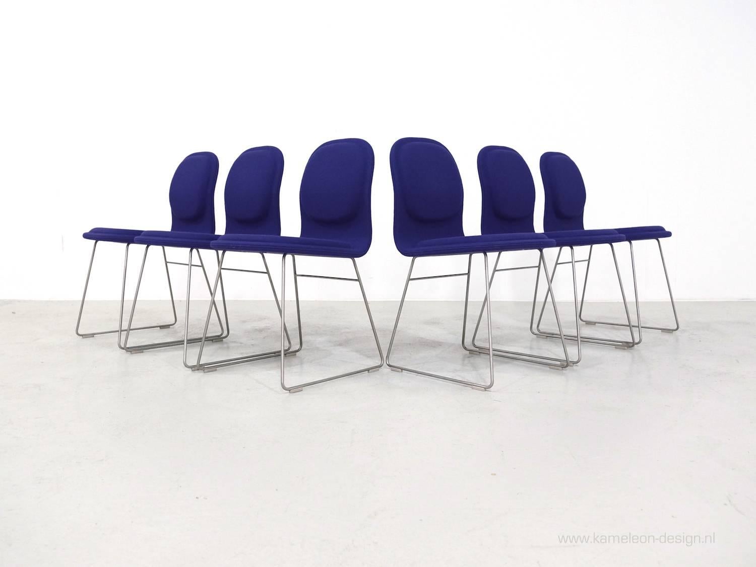 Set of six high pad chairs designed by Jasper Morrison for Cappellini in 1999 in purple Panno wool fabric.
Hi Pad by Cappellini is a chair with seat in beech and birch plywood padded with multi-density polyurethane foam, base in satined stainless