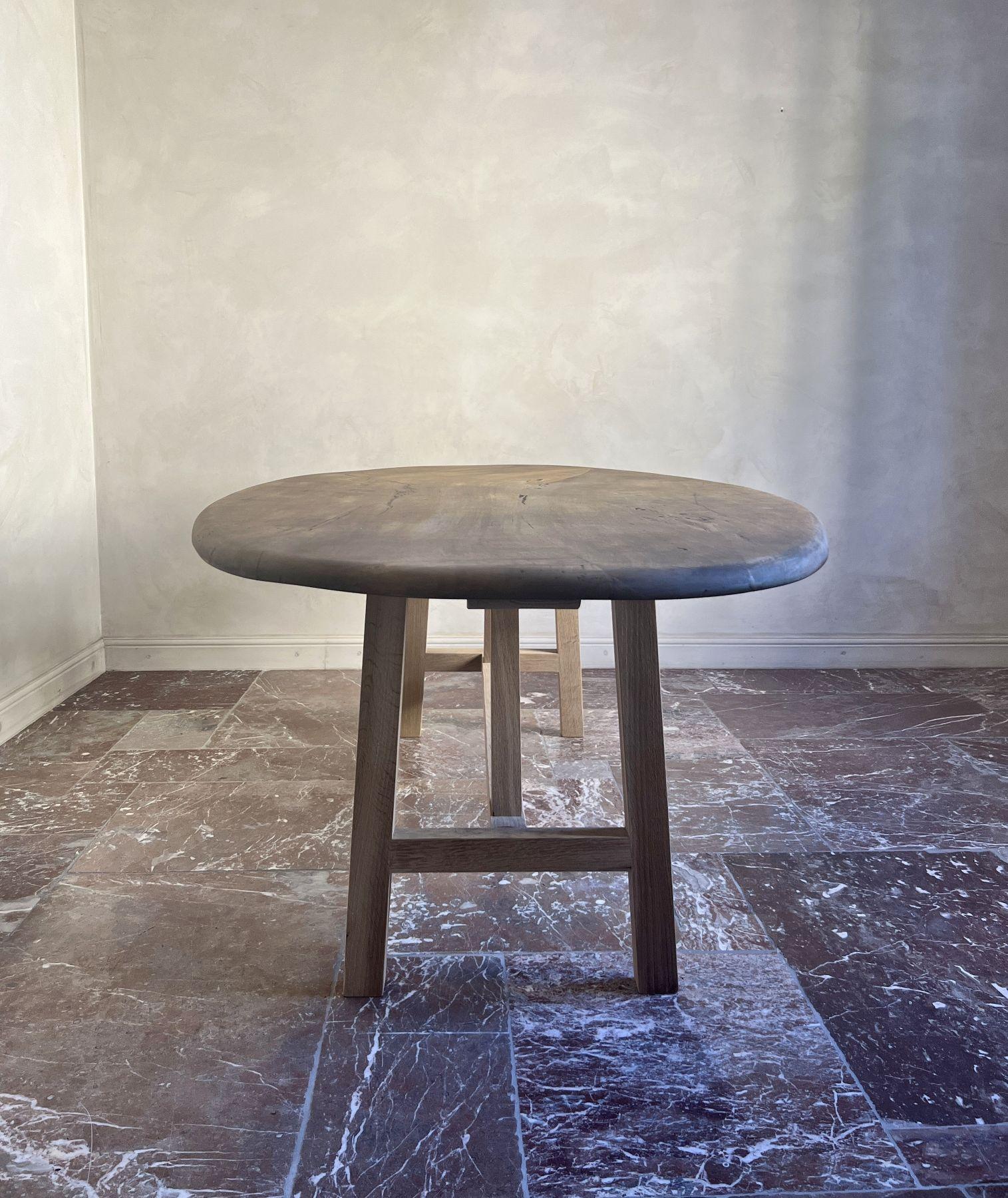 Custom walnut 2 plank top oval dining table Model LUSI For Sale 6