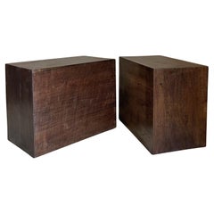 Conjunto de 2 mesillas de noche CUBE de nogal recuperado del siglo XVIII