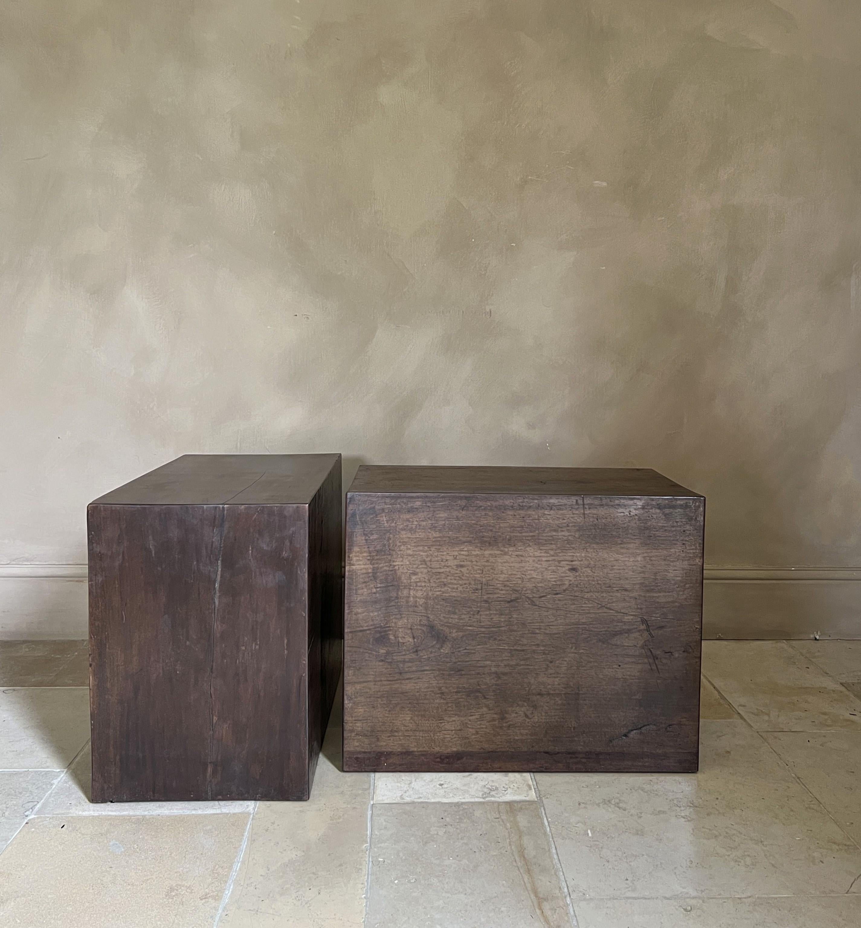 XXI secolo e contemporaneo Set di 2 comodini CUBE in noce recuperato del XVIII secolo in vendita